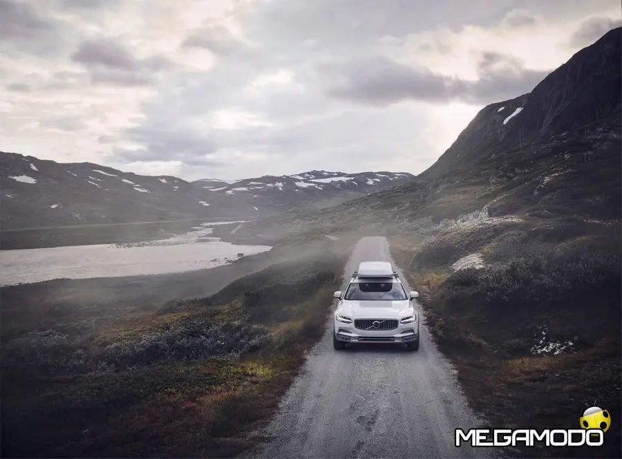 Volvo Ocean Race al via, lotta per salvare gli oceani con V90 Cross Country