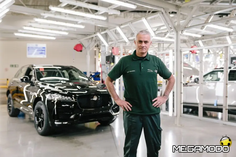 Josè Mourinho visita a sorpresa le linee di produzione Jaguar