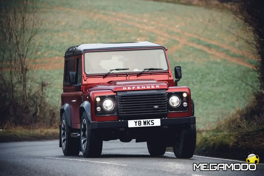 Land Rover presenta il Defender Works V8