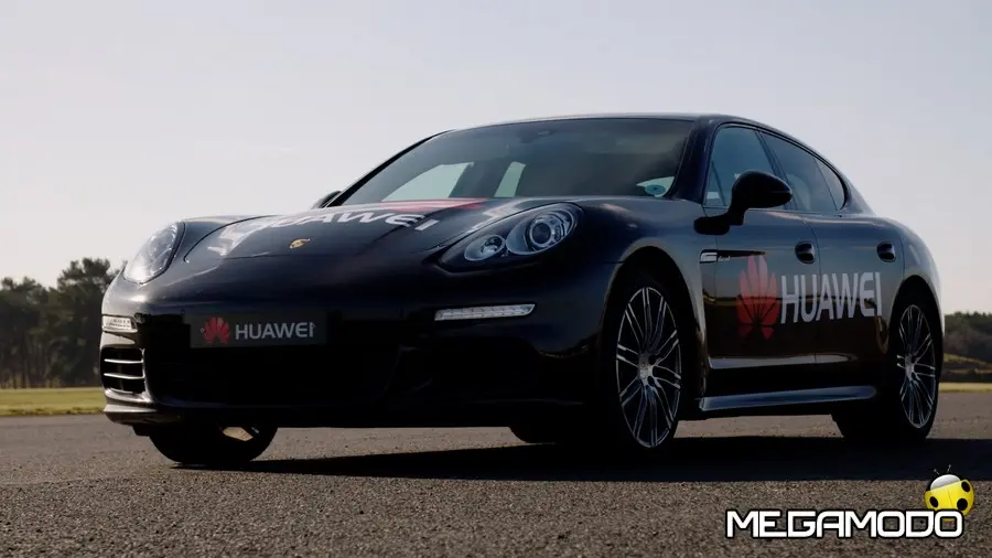 Huawei presenta la prima auto guidata da uno smartphone