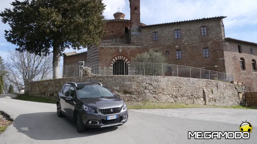 Peugeot 2008 all'Abbazia di San Galgano