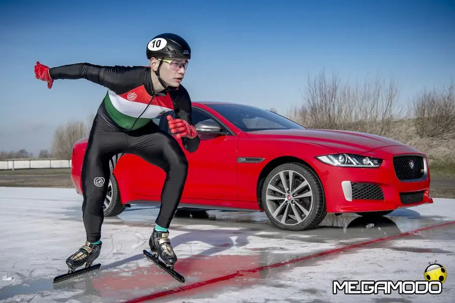 Jaguar XE 300 Sport sfida un campione Olimpico di pattinaggio