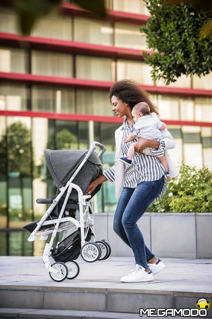 Inglesina Zippy Light, il passeggino che si guida con una sola mano