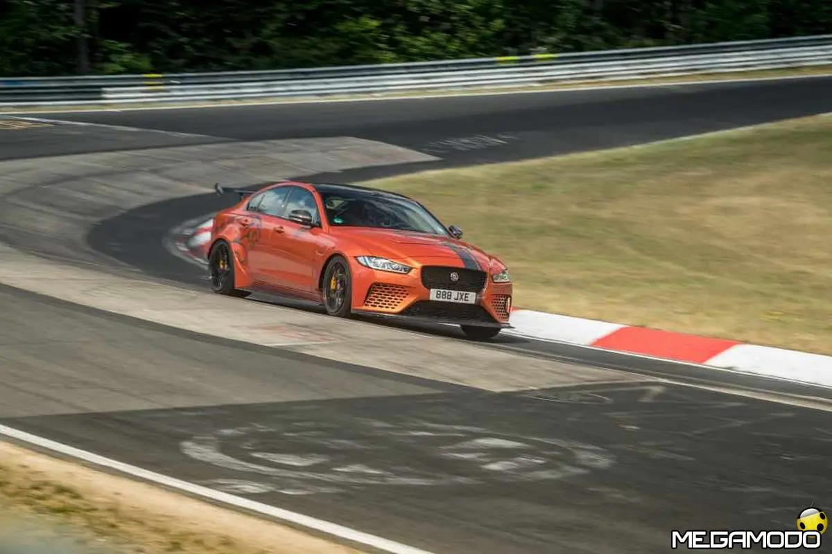 Jaguar XE SV Project 8 registra un nuovo record sul Nurburgring Nordchleife
