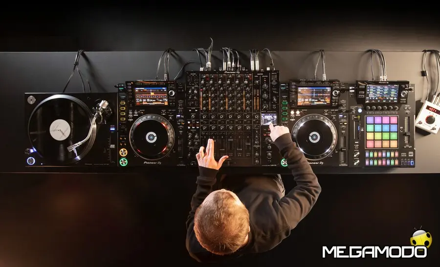 Pioneer DJ presenta il mixer a 6 canali DJM-V10