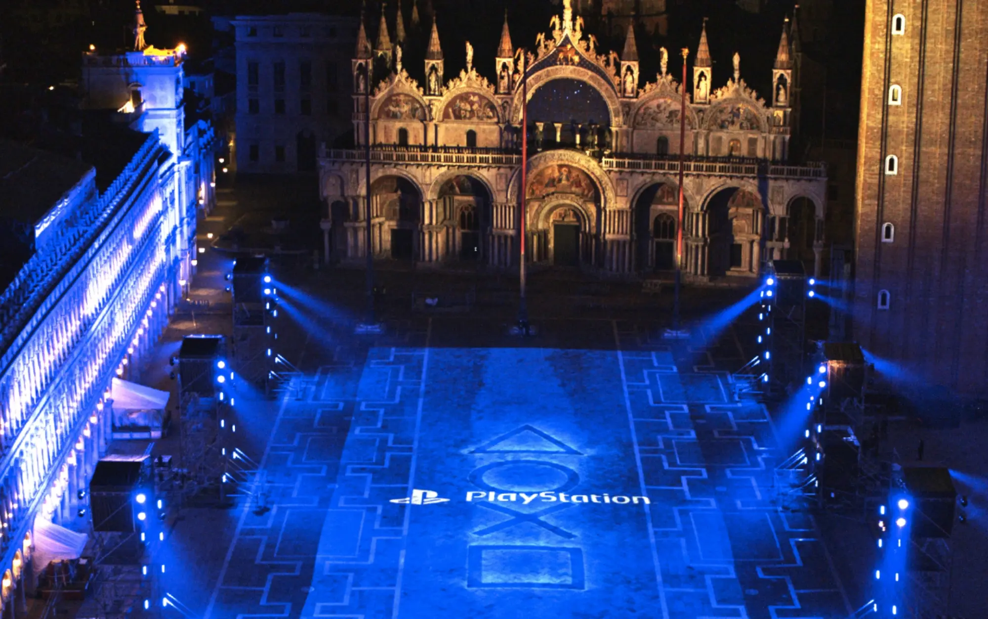PlayStation illumina Piazza San Marco in occasione del lancio di PS5 (Il video)