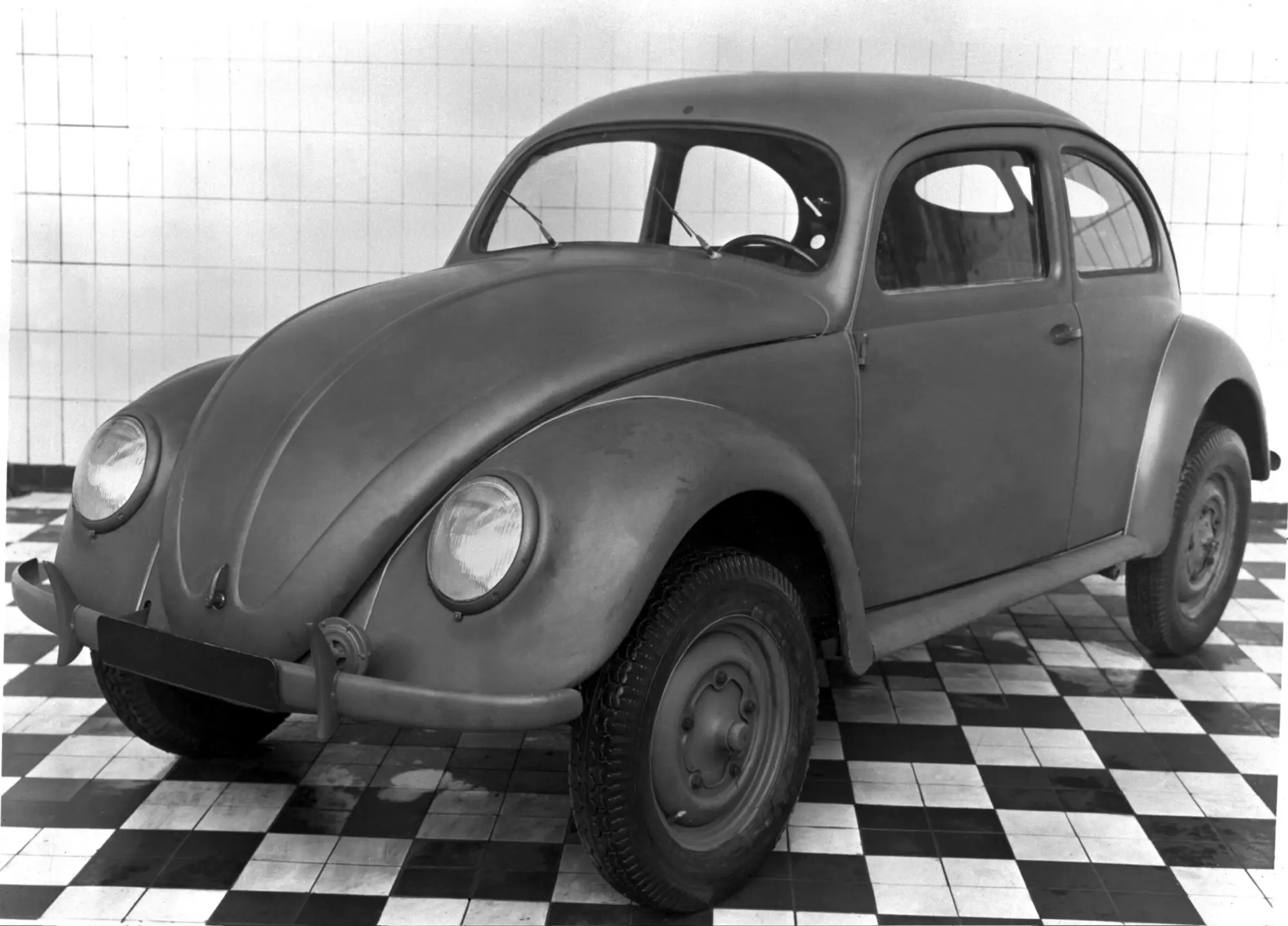 Volkswagen: 75 anni fa a Wolfsburg iniziava la produzione di serie del Maggiolino