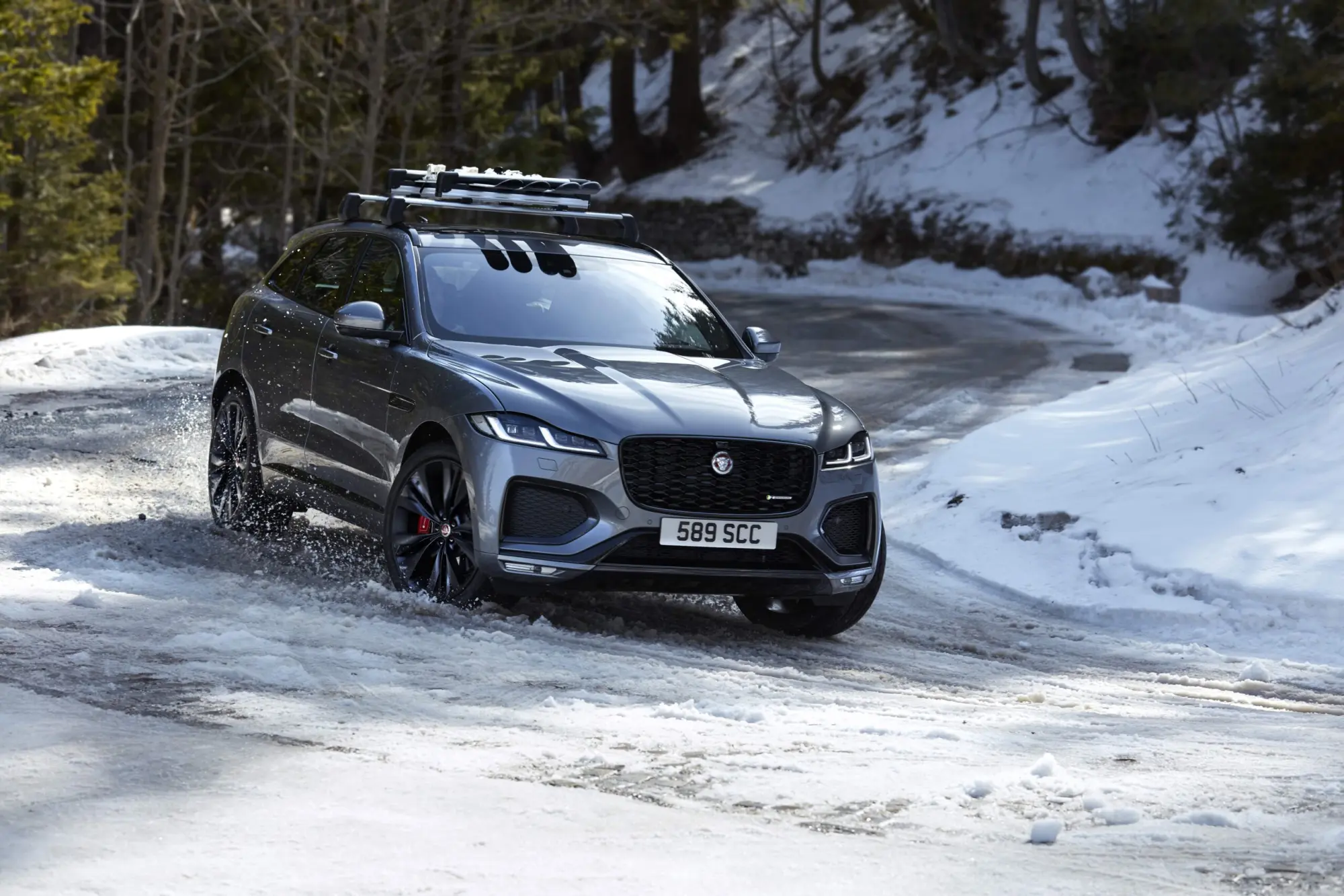 Nuova Jaguar F-PACE: lussuosa, connessa ed elettrificata