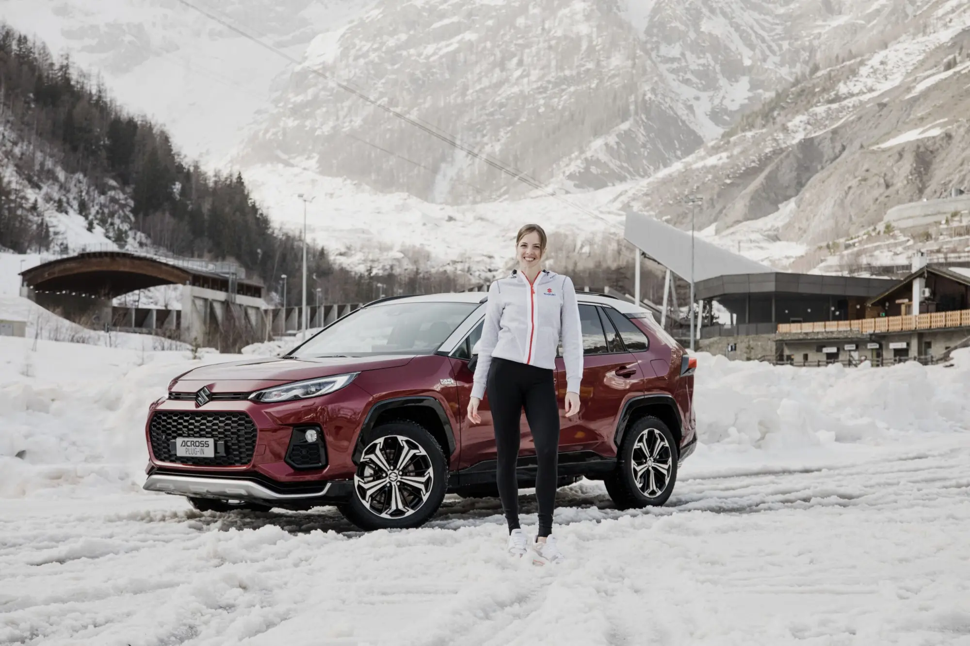 Suzuki: Carolina Kostner alla guida di Suzuki ACROSS Plug-in