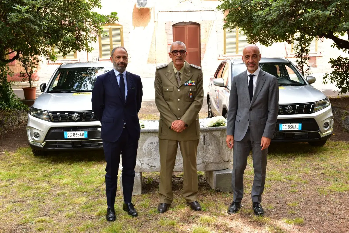 Suzuki dona due auto al ministero della Difesa