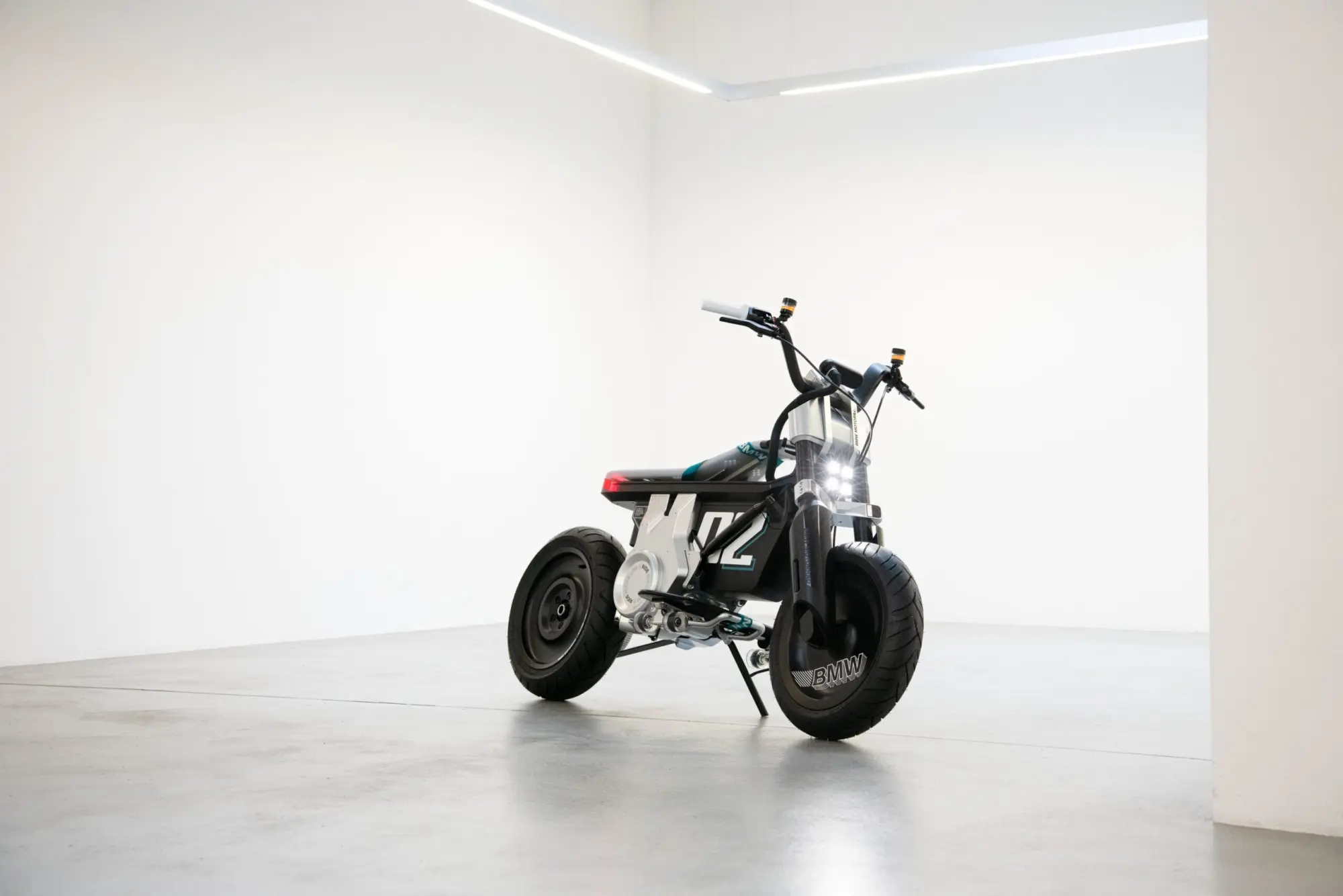 BMW Motorrad CE 02: una nuova interpretazione della mobilità urbana