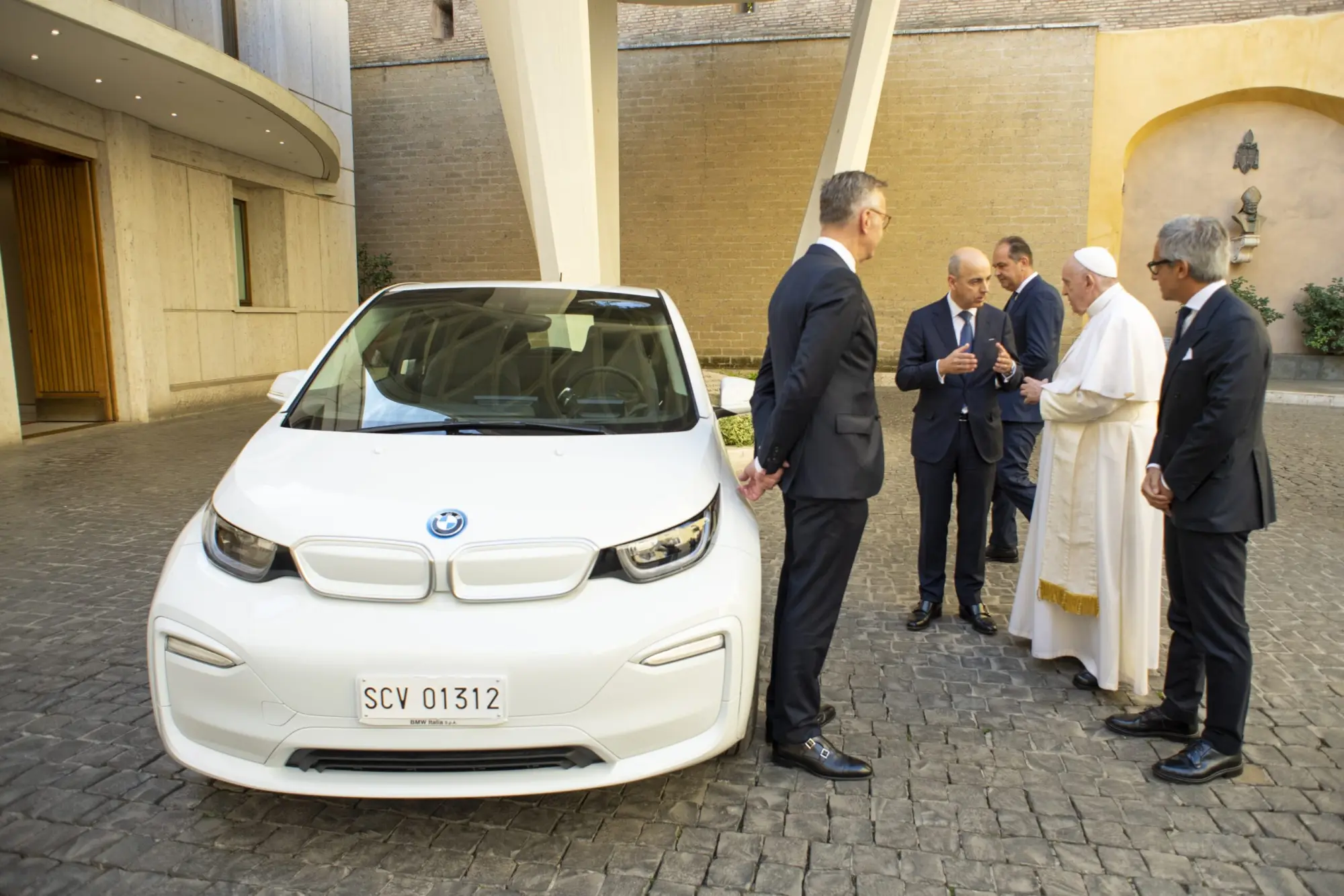 BMW Italia: una i3 per Papa Francesco