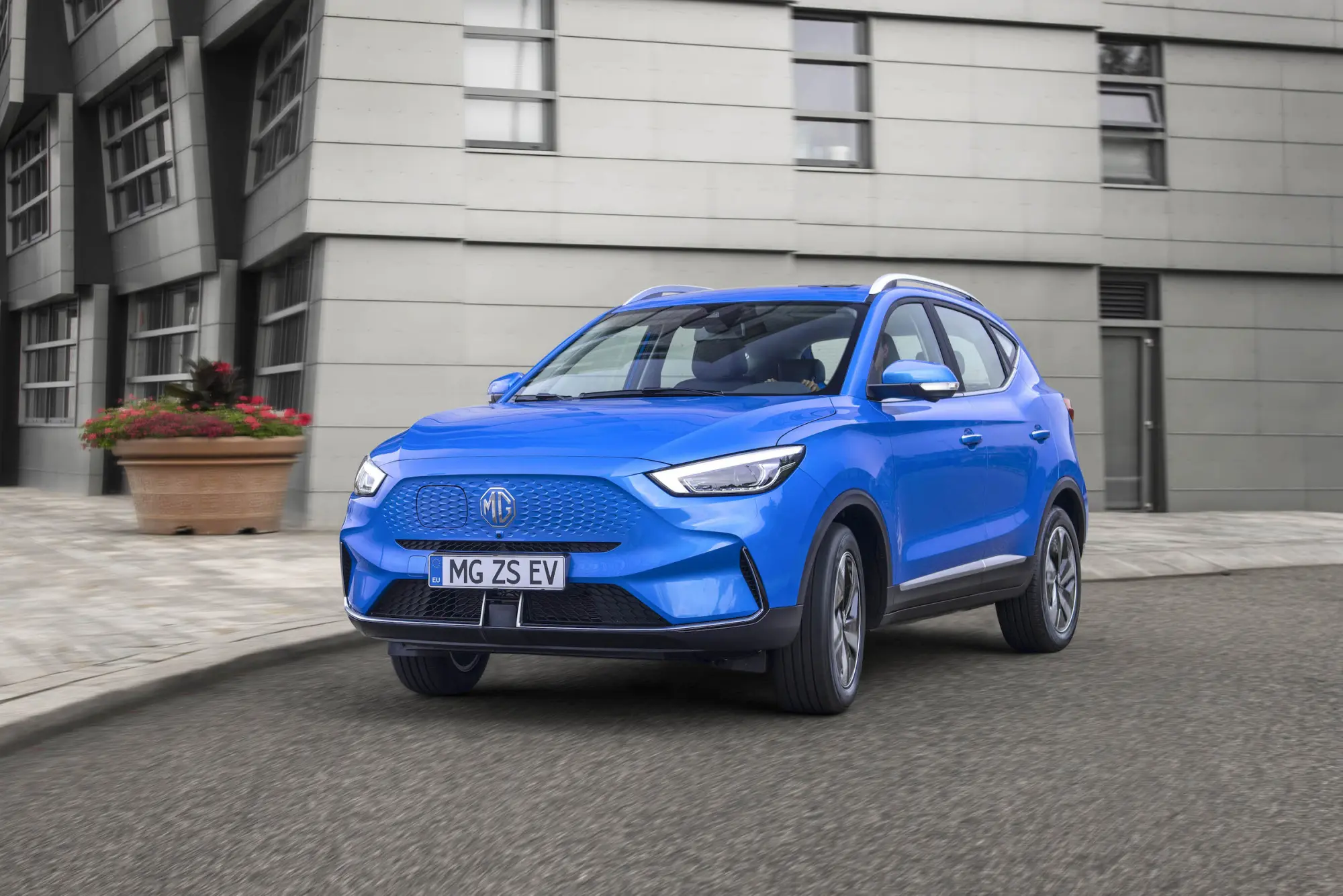 Nuova MG ZS EV negli MG STORE: design rinnovato e ancora più tecnologia.