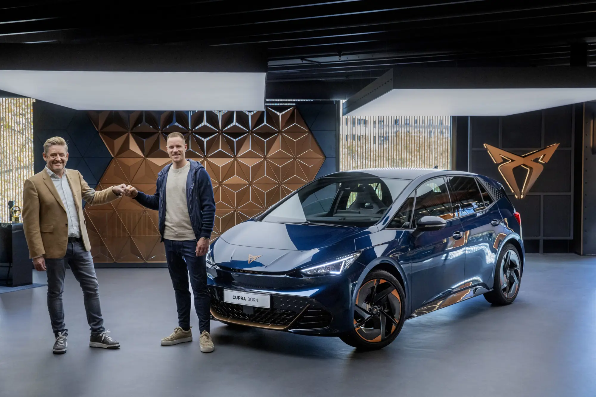Cupra Born: Marc ter Stegen alla scoperta della sua prima auto elettrica