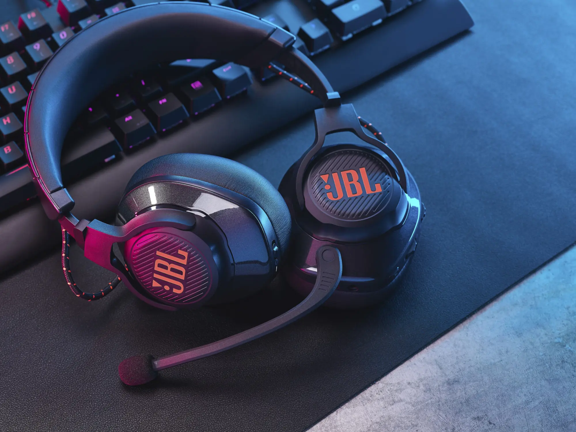 JBL Quantum: ecco il primo microfono e i primi auricolari True Wireless Gaming