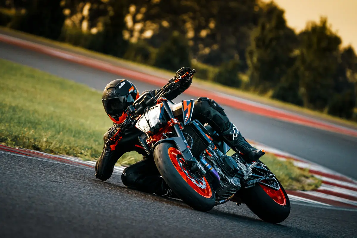 KTM presenta la 890 DUKE R 2022