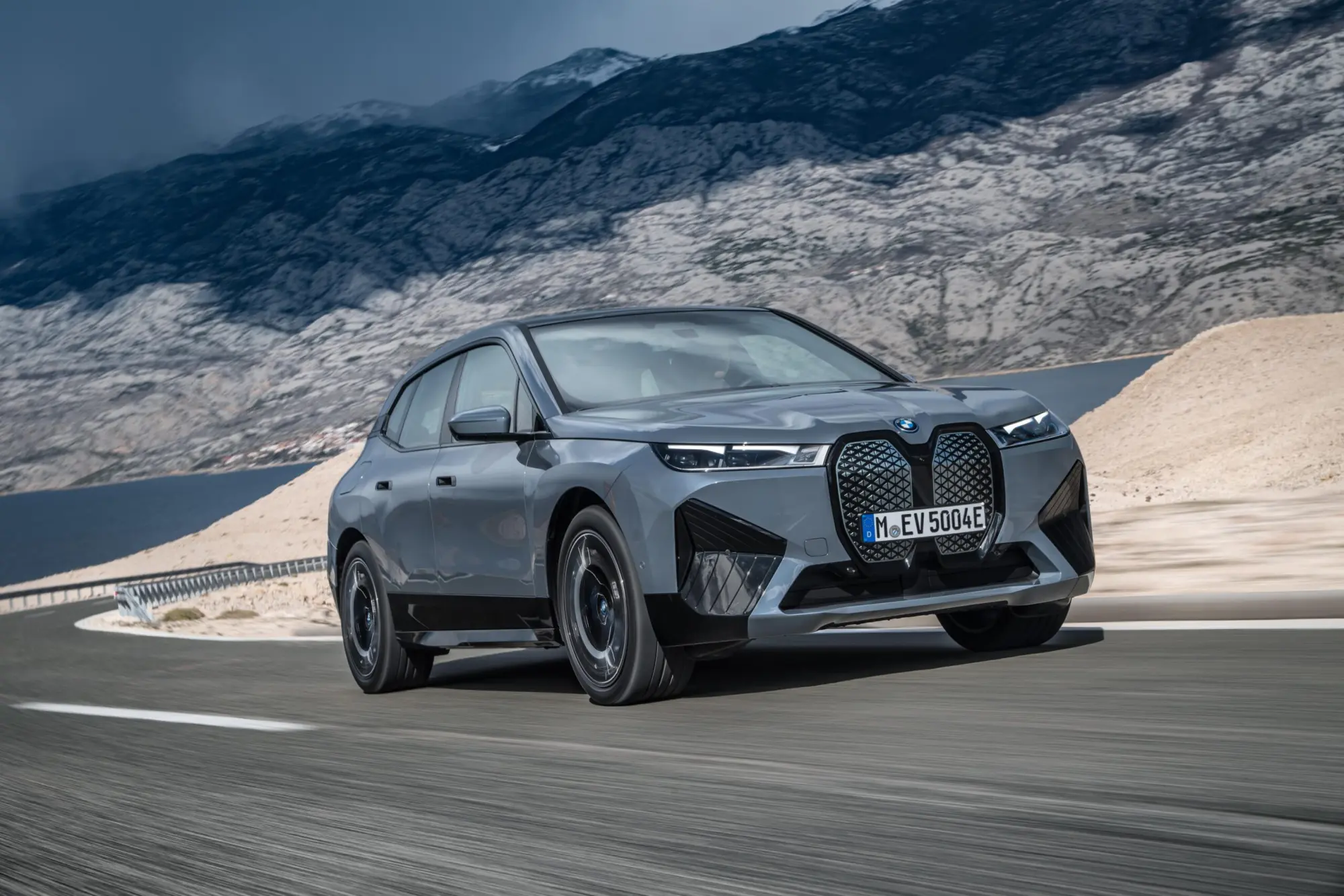 BMW iX: la prima classe viaggia su strada