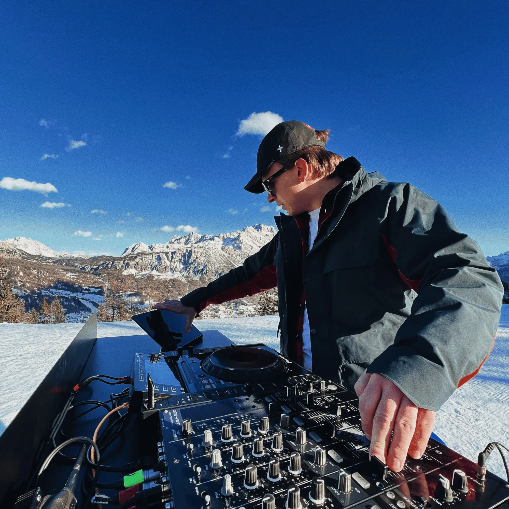 Lenovo e Klaus portano "Yoga Tab 13" sul dj set di Wanderlust a Cortina