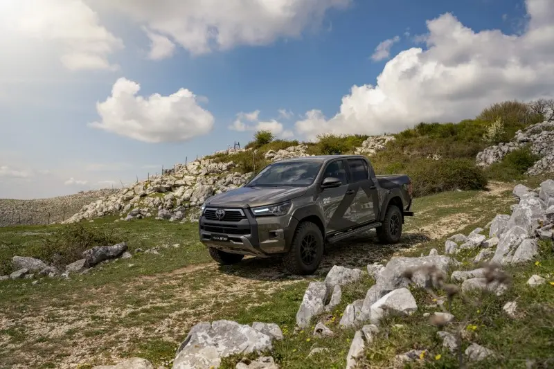 Toyota Hilux: arriva in Italia la versione estrema "AT33"
