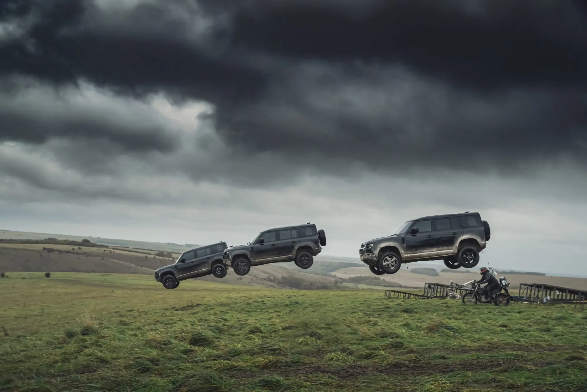 Defender, Range Rover e Jaguar: all'asta le stunt car di 007