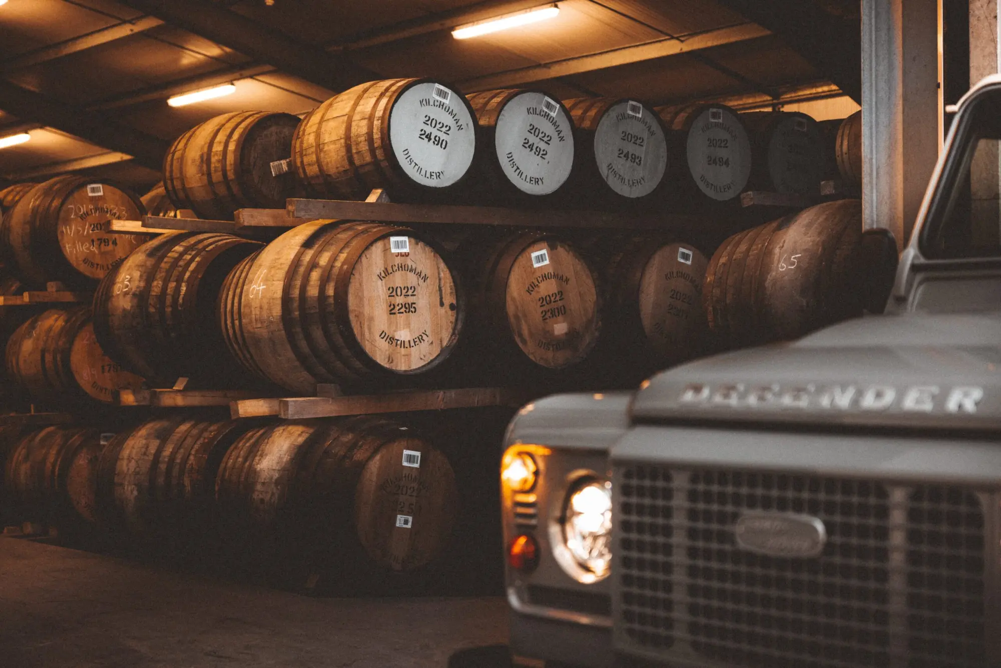 Land Rover Classic e Kilchoman Distillery lanciano la Classic Defender Works V8 Islay Edition
