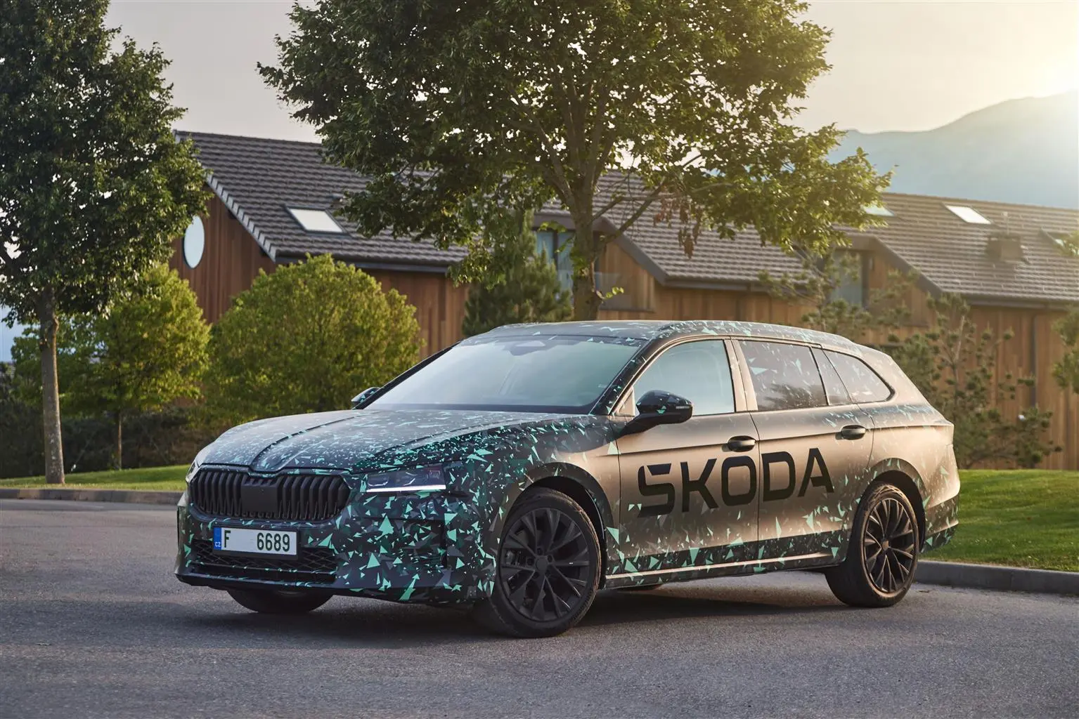 Nuova Škoda Superb 2023: design emozionale e tecnologia avanzata