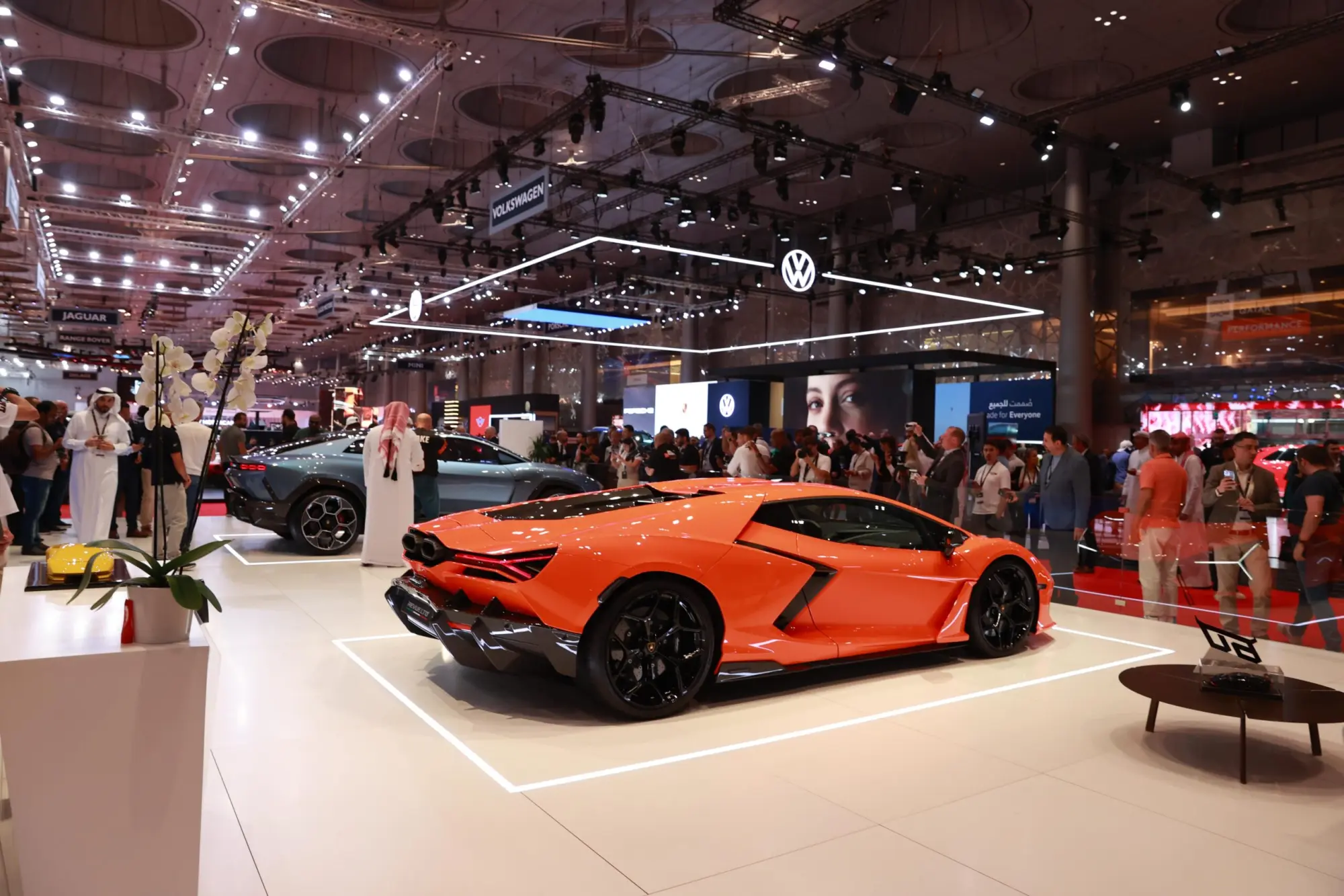 Lamborghini Revuelto e Lanzador debuttano in anteprima in Medio Oriente