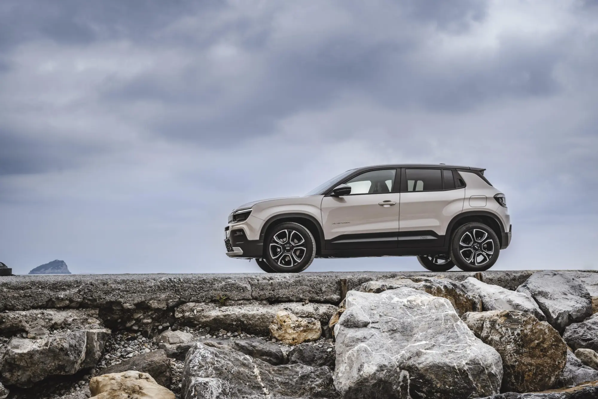Jeep Avenger guida il mercato dei SUV in Italia nel 2025