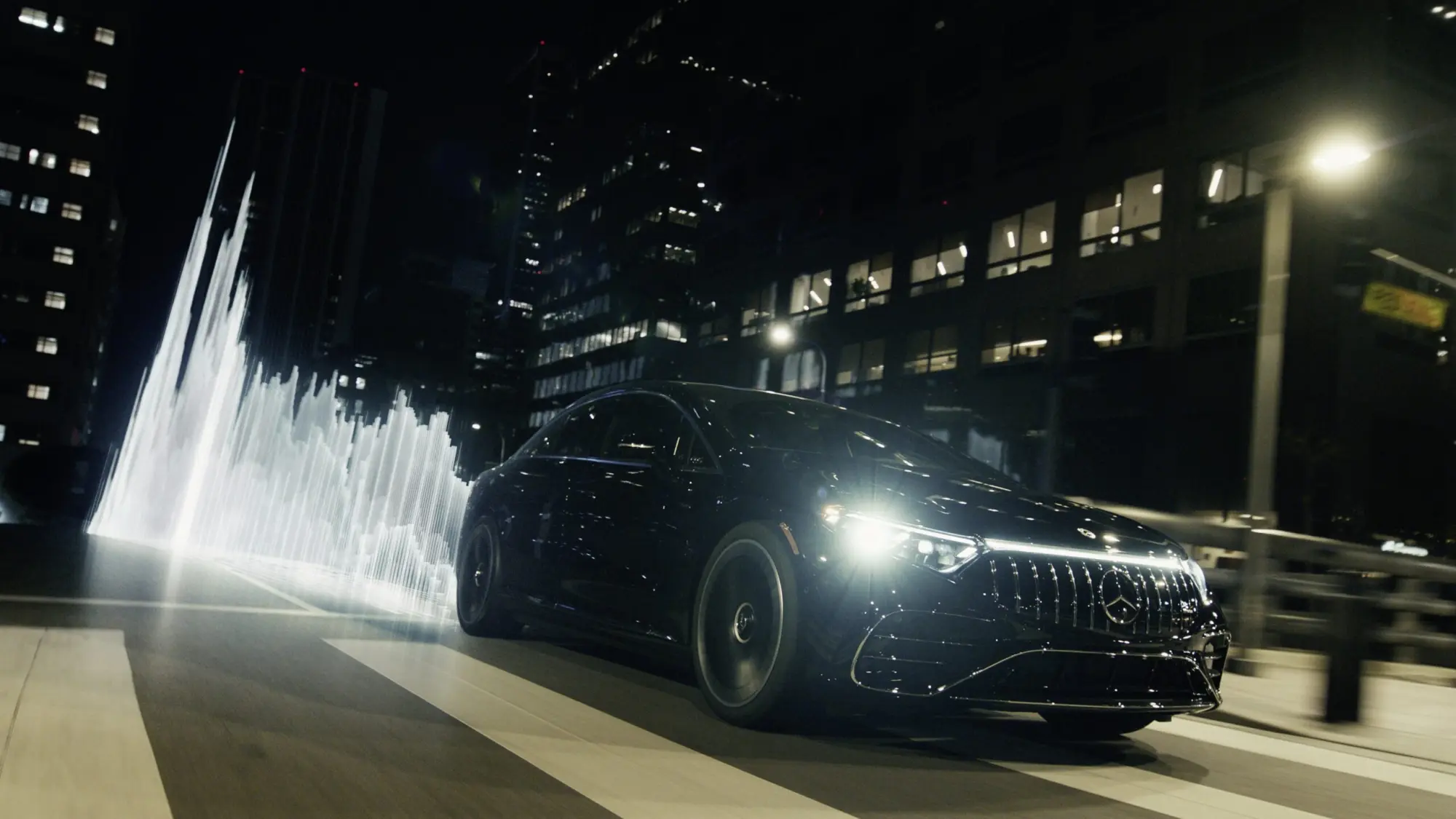 Mercedes-AMG e will.i.am lanciano l'esperienza immersiva MBUX SOUND DRIVE
