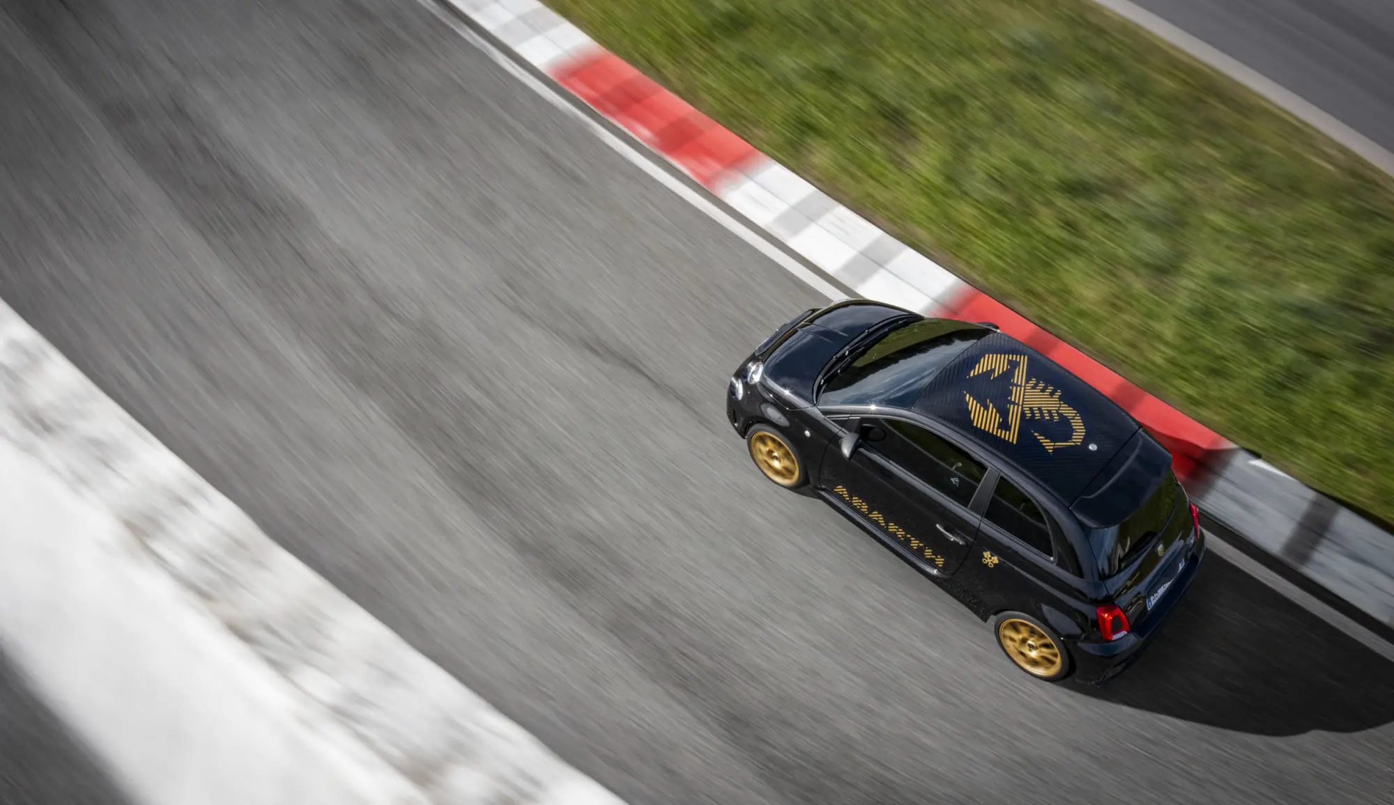 Nuova Abarth 695 75° Anniversario: l'edizione limitata in soli 1.368 esemplari