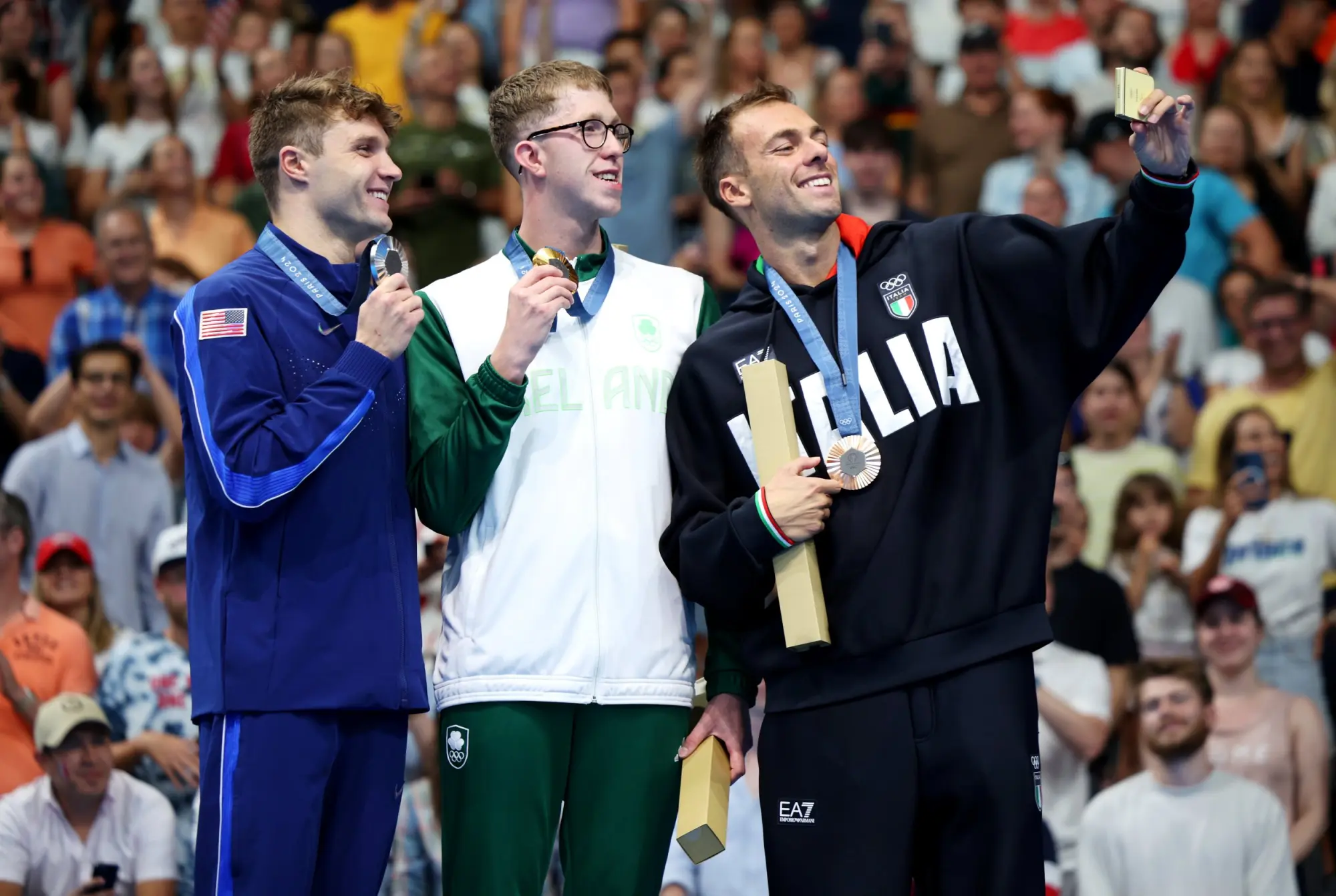 Samsung: selfie della vittoria di Gregorio Paltrinieri con Galaxy Z Flip6 Olympic Edition