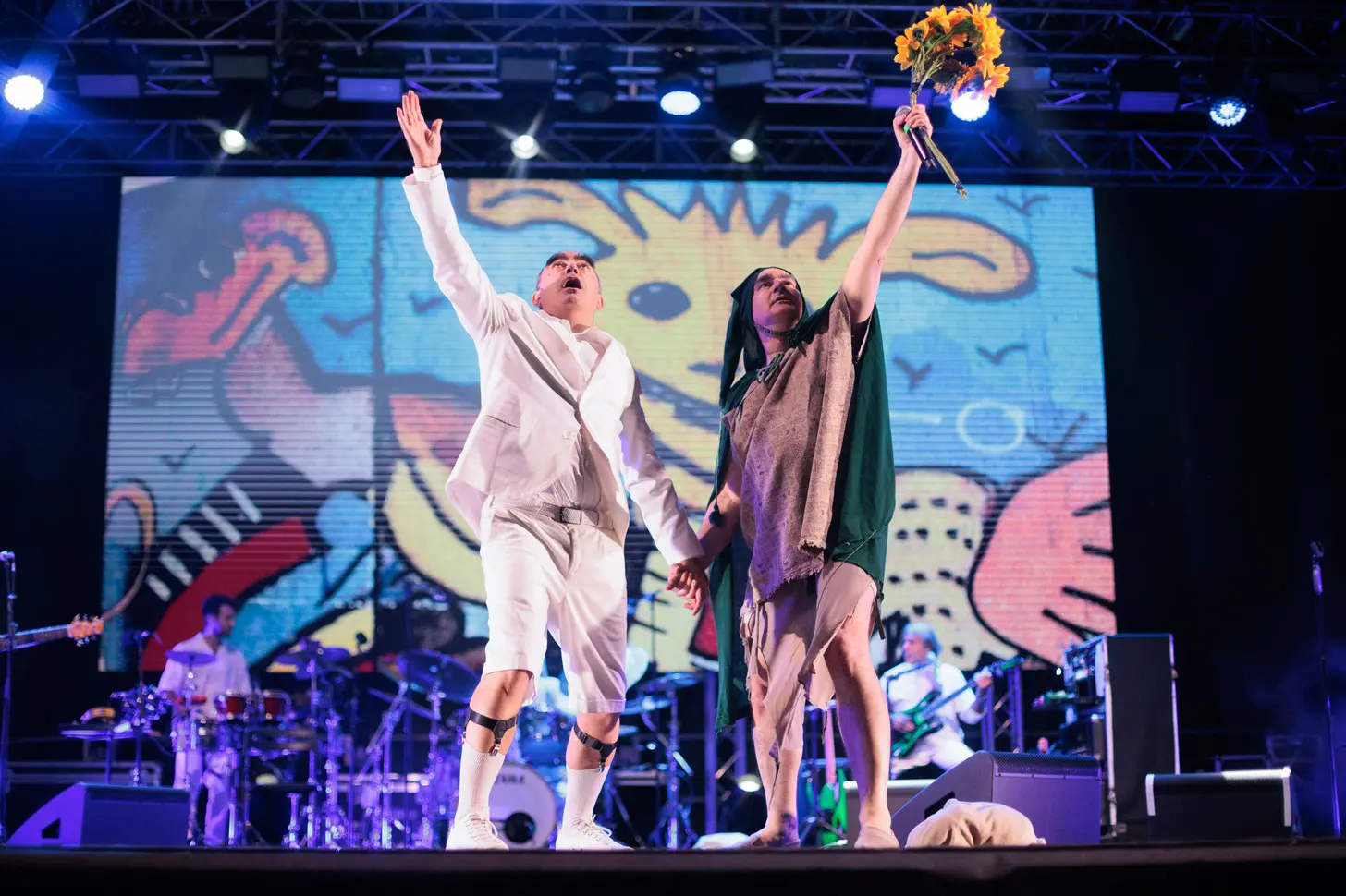 "Mi resta un solo dente e cerco di riavvitarlo": il ritorno di Elio e le Storie Tese in tour