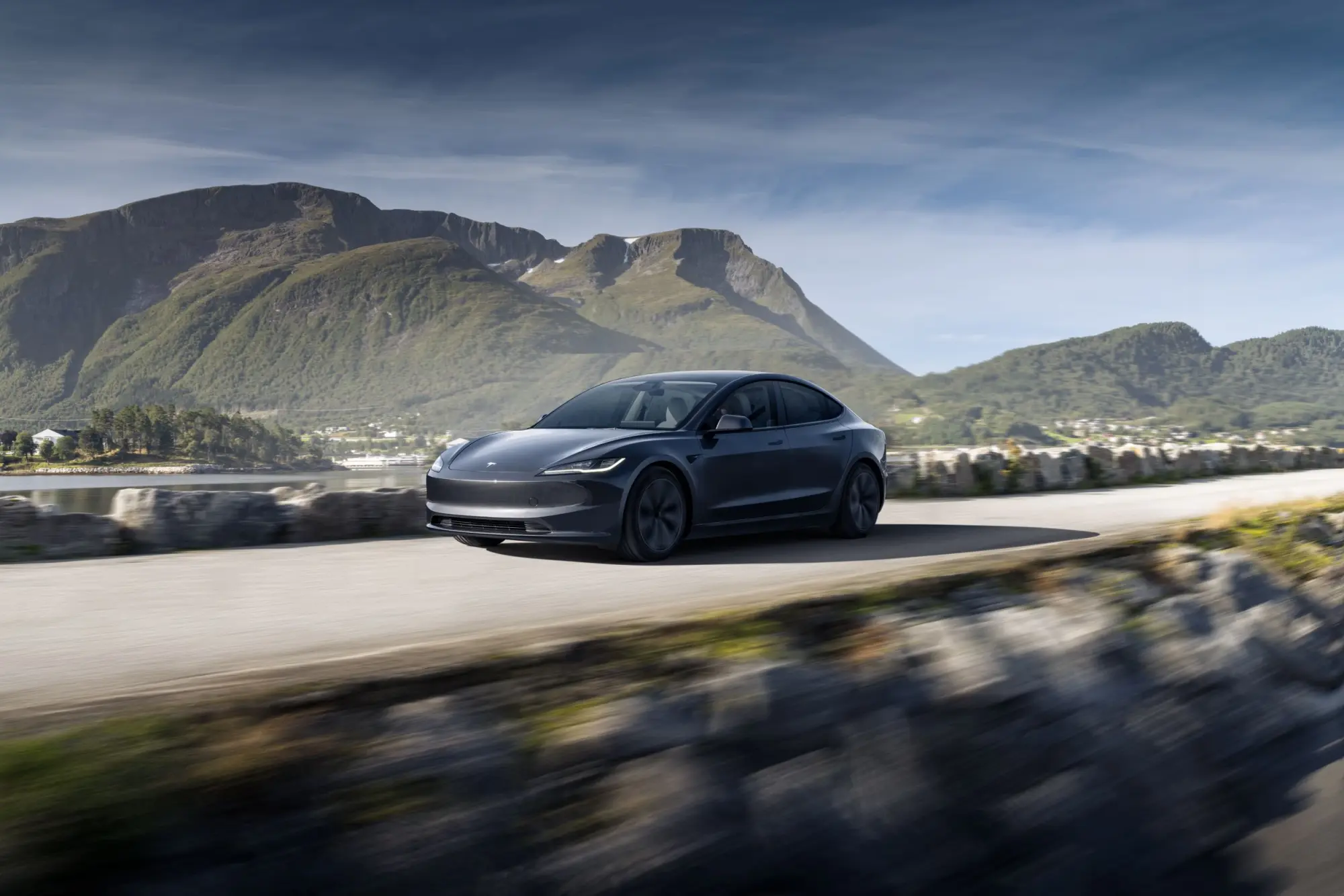 Tesla lancia la nuova Model 3 Long Range: l'auto con la maggiore autonomia di sempre