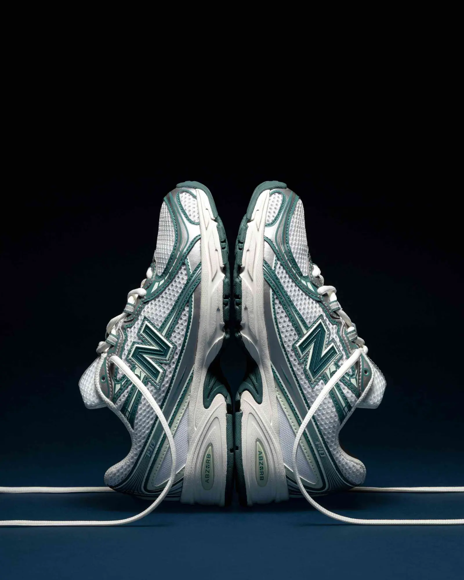 New Balance riporta in vita un'icona: la sneaker 740 fa il suo ritorno