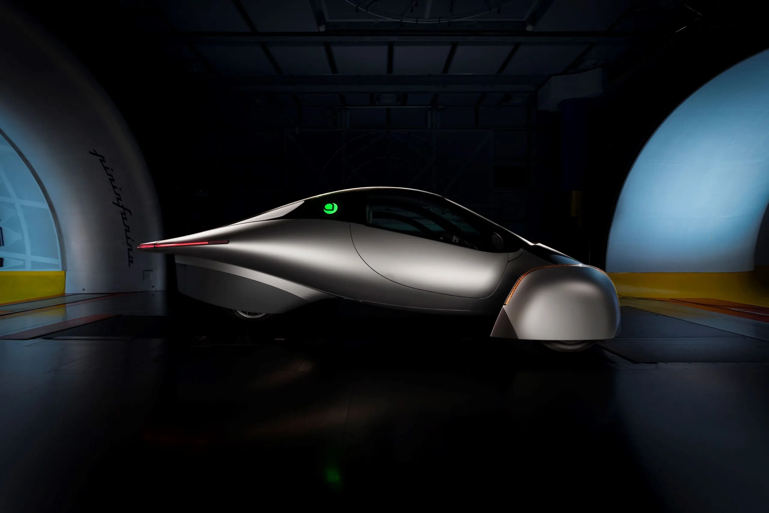 Aptera presenterà al CES 2025 il suo veicolo solare elettrico sviluppato con Pininfarina