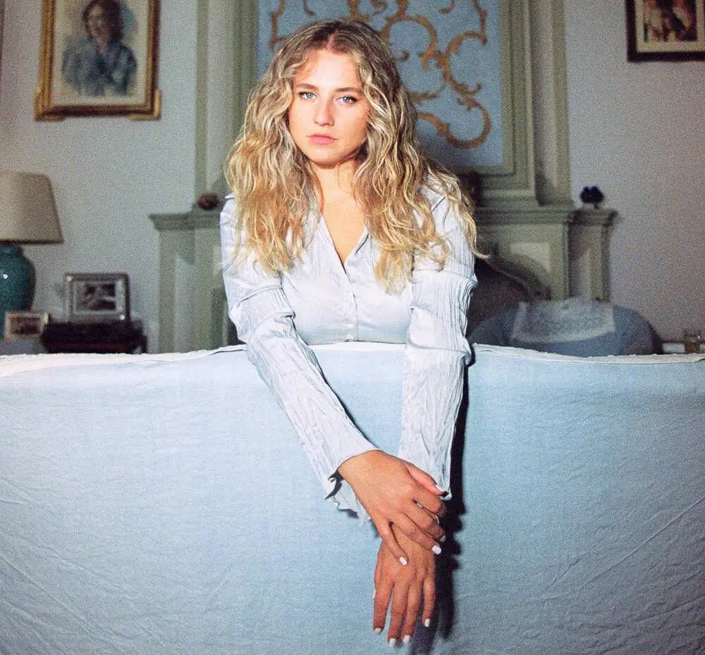 LUCREZIA: torna venerdì 17 gennaio con il nuovo EP "Abbaiare"