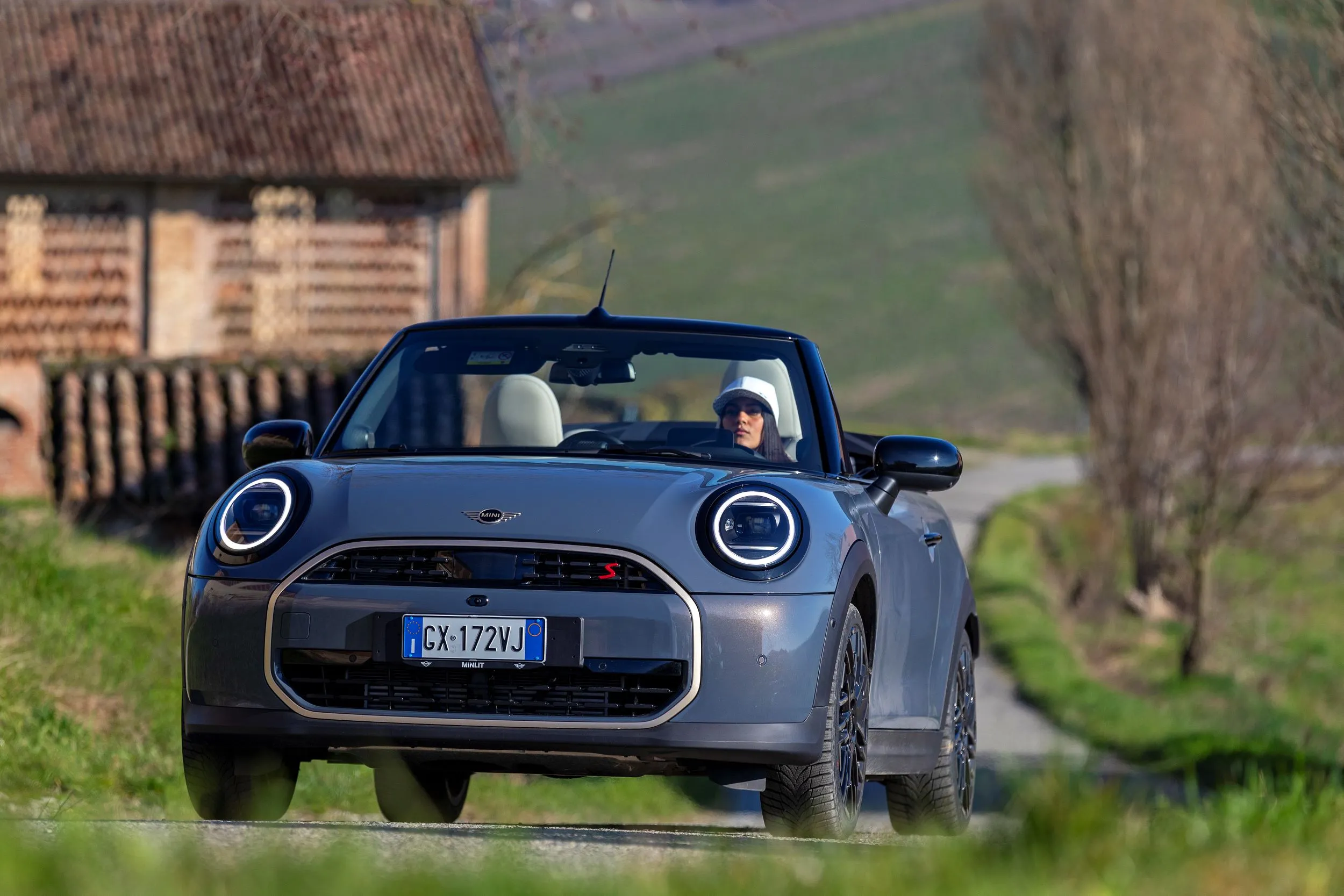 Nuova MINI Cooper Cabrio: il massimo del divertimento a cielo aperto
