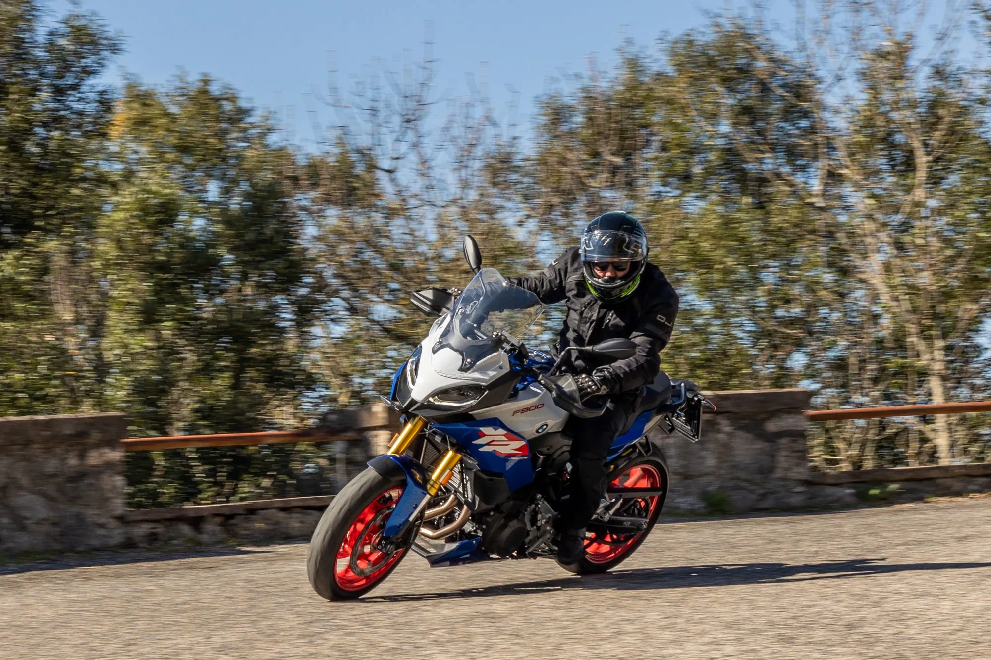 BMW Motorrad alza l'asticella: ecco le nuove F 900 R e F 900 XR