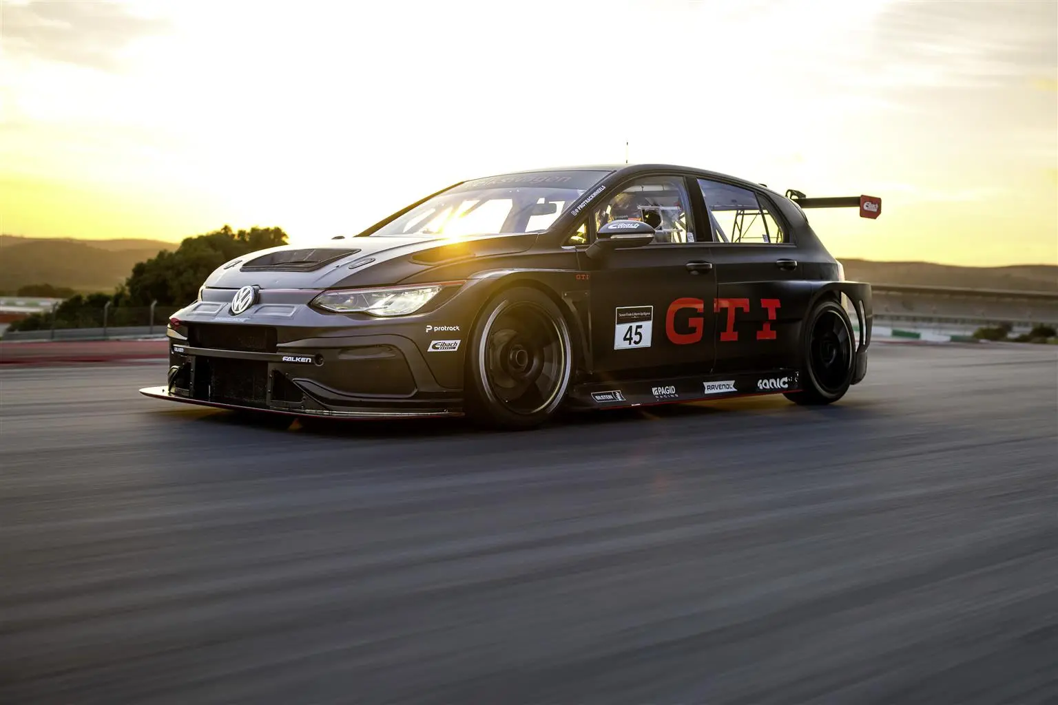 Volkswagen celebra un'anteprima mondiale GTI con i fan alla 24 Ore del Nürburgring