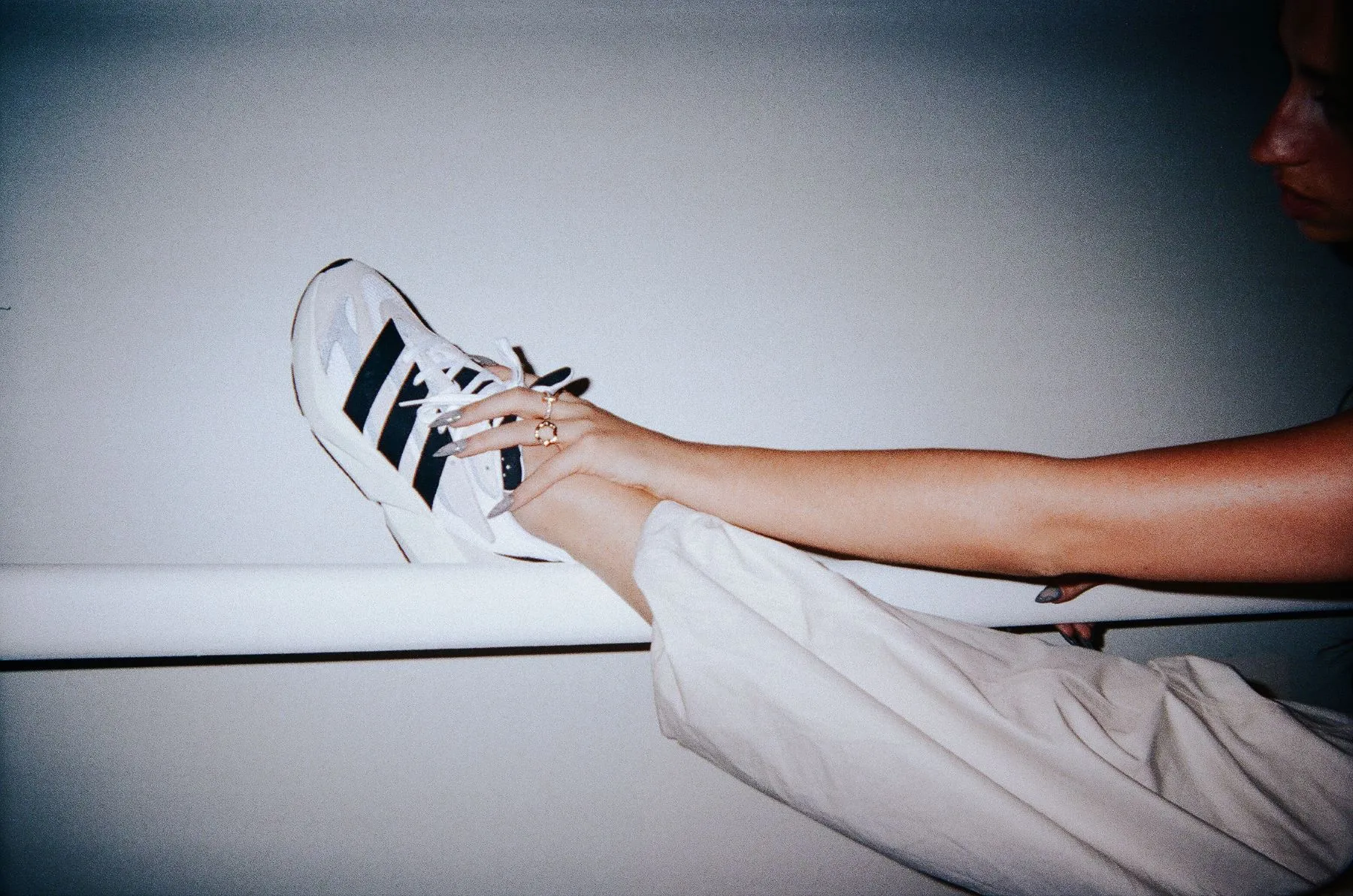 adidas inaugura l'era Lightblaze con il primo modello della sua nuova linea di sneaker