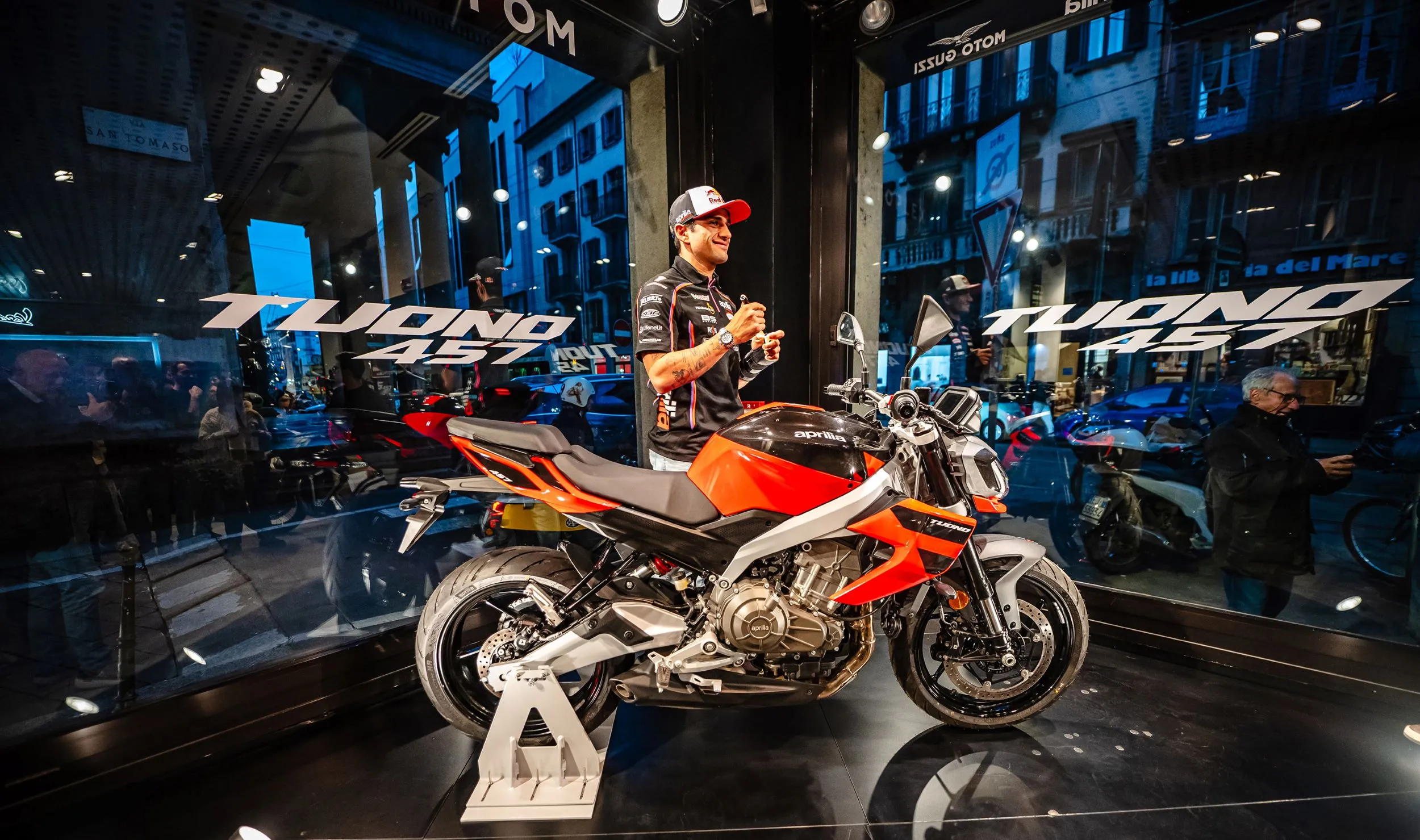Jorge Martin a Milano presenta la Aprilia Tuono 457