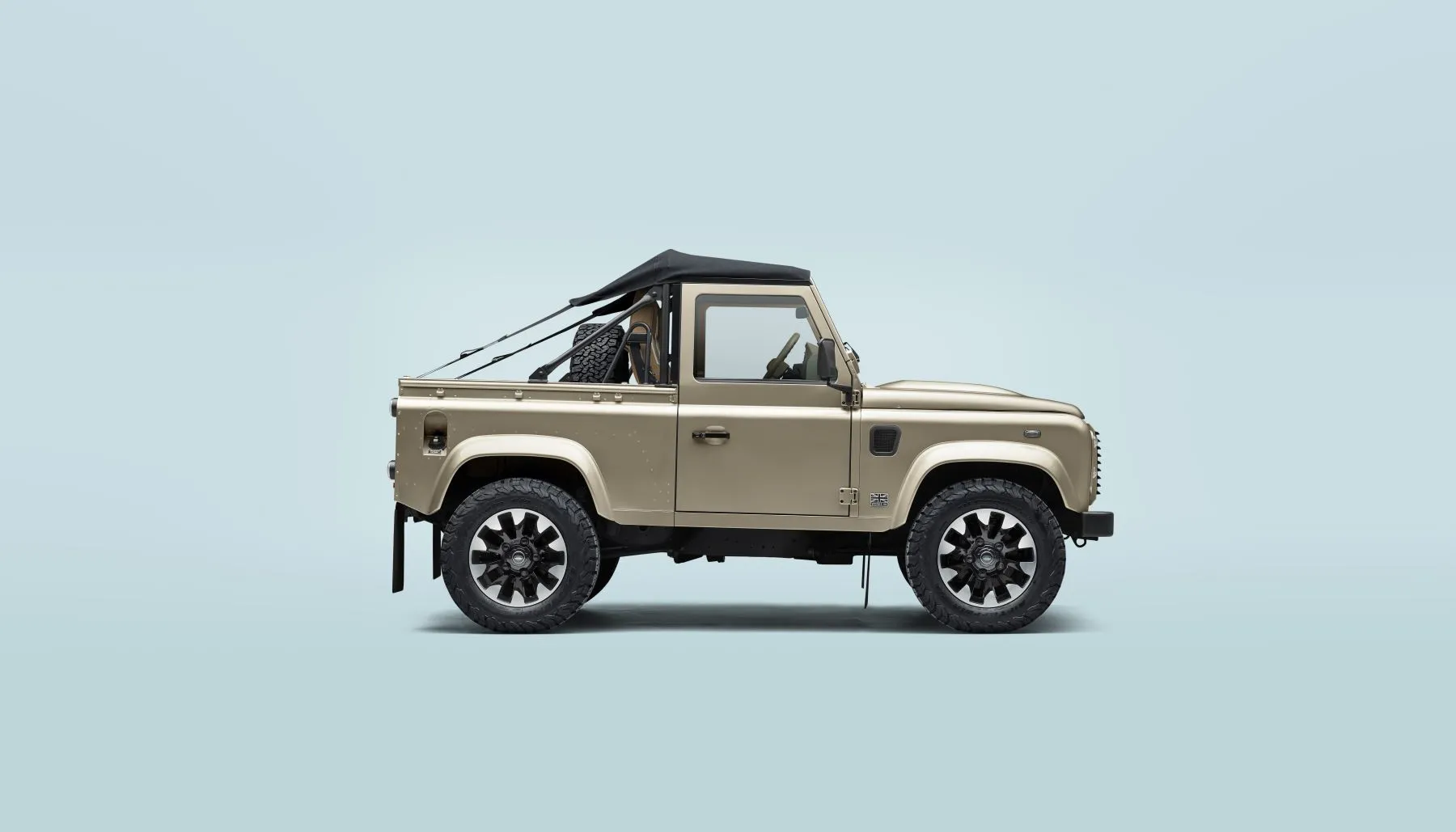 Il ritorno di un'Icona: Land Rover Classic Presenta la Classic Defender V8 Soft Top