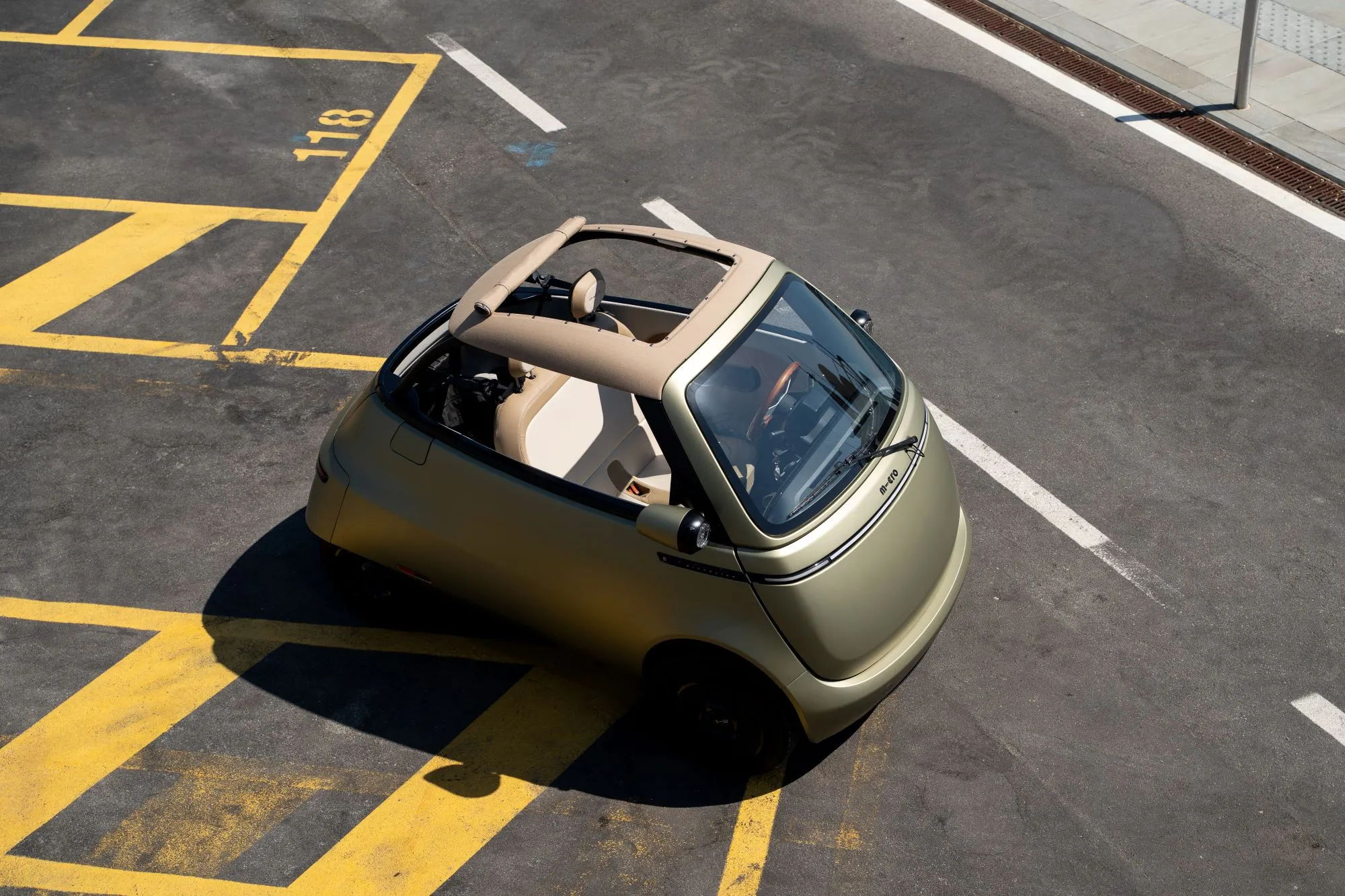 Debutto italiano della Microlino Spiaggina: tra design retro e mobilità elettrica moderna