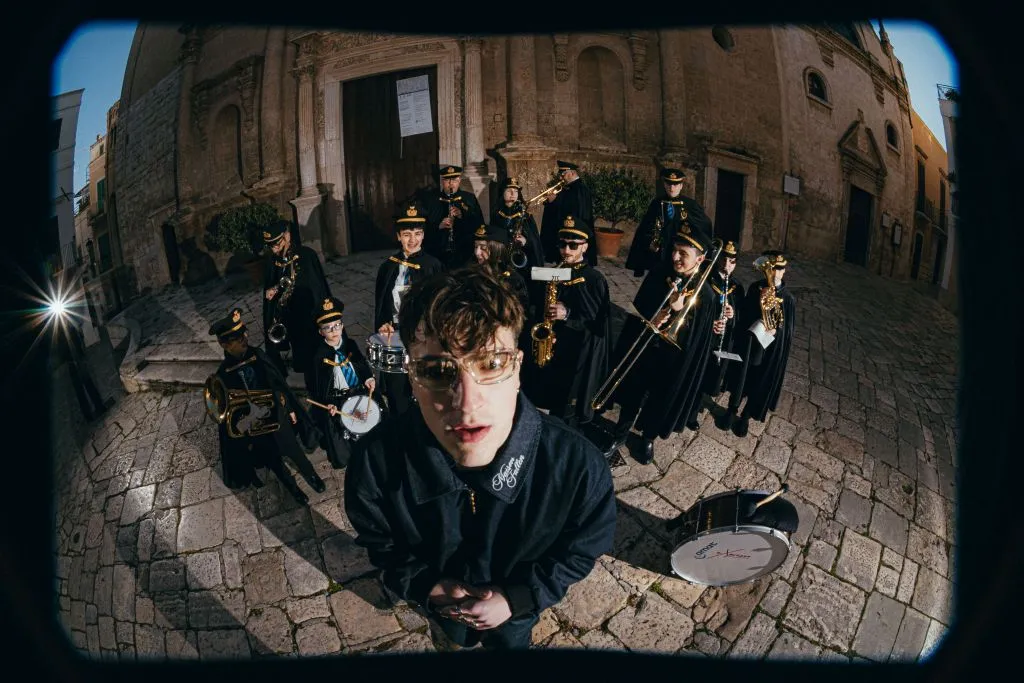 Vins torna con il singolo “IL CHIACCHIERONE”