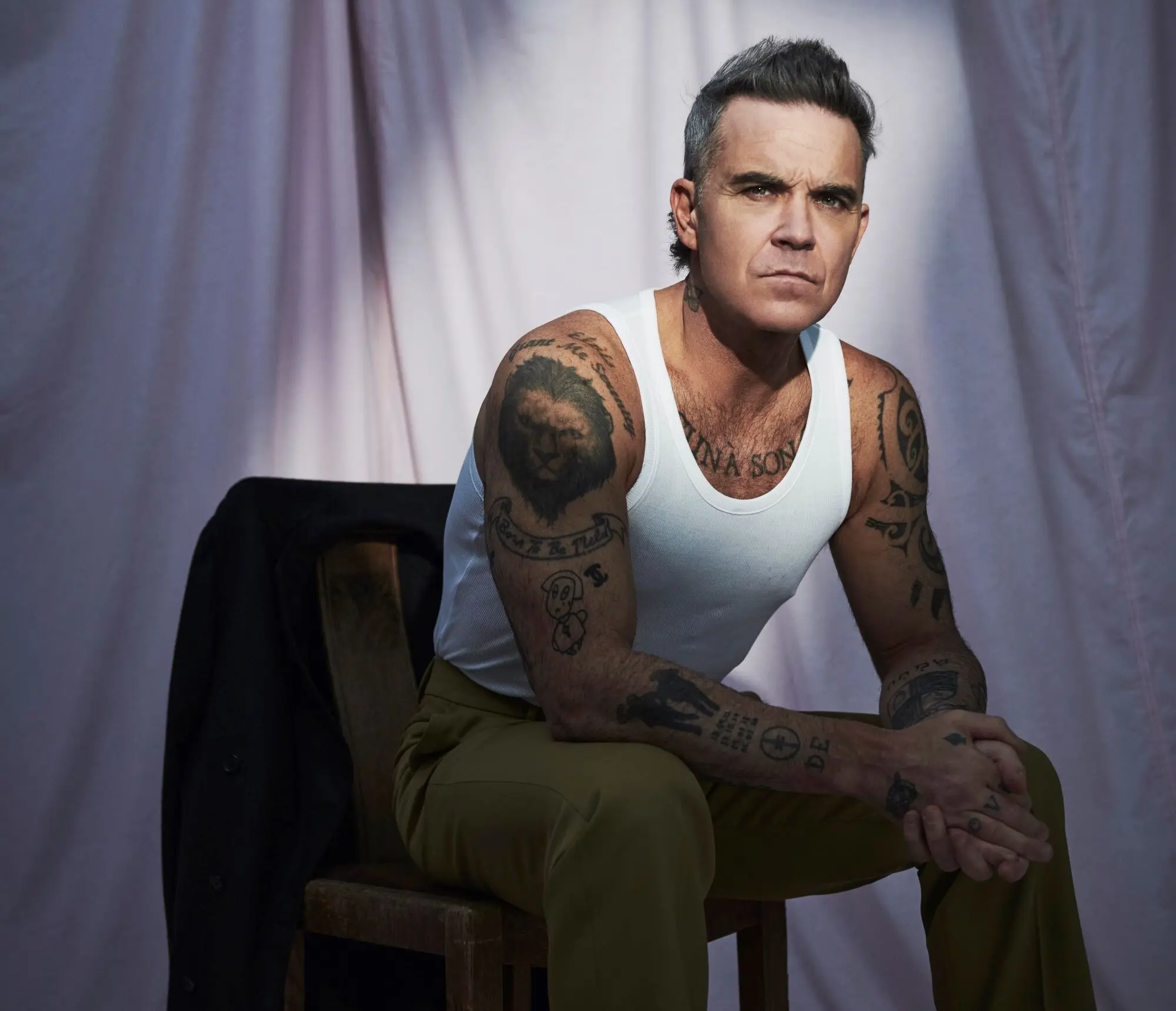 ROBBIE WILLIAMS: è uscito oggi "PRETTY FACE", il nuovo singolo in radio da venerdì 17 ottobre