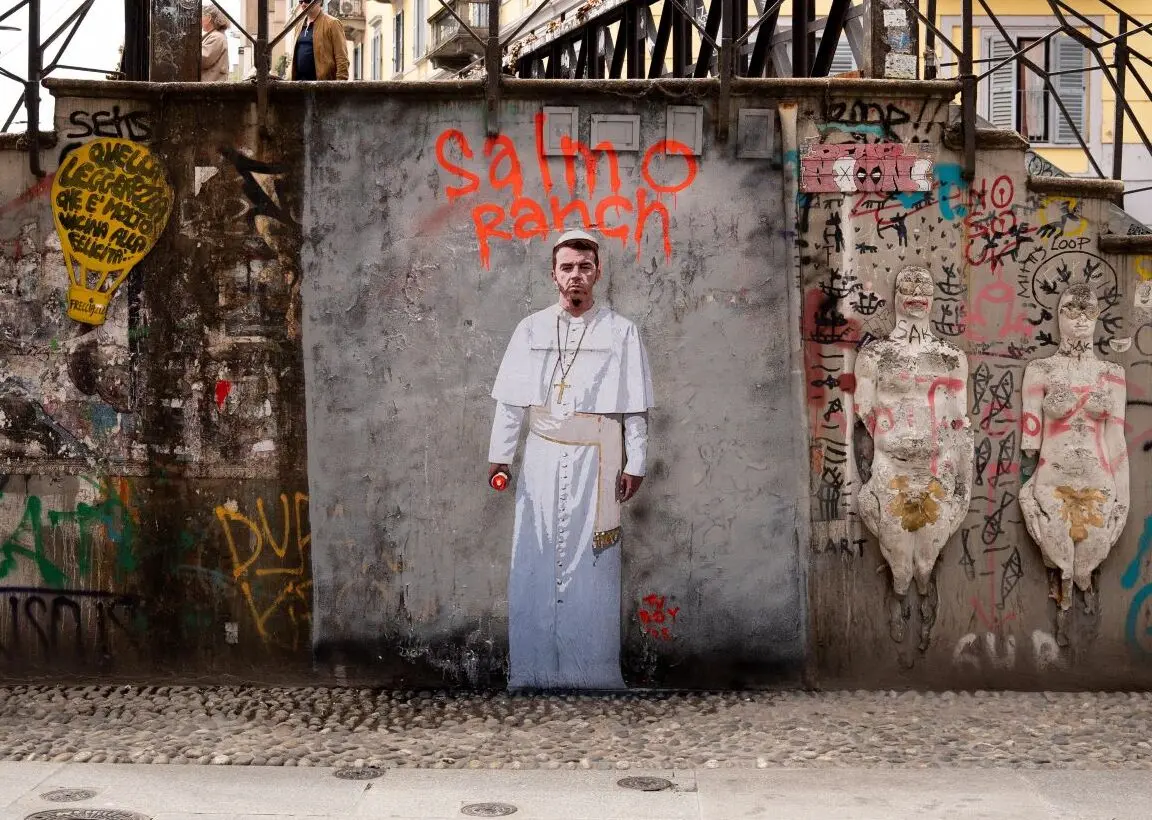 Salmo diventa Papa in versione Street Artist: nuovo Murale di TVBOY sui Navigli di Milano