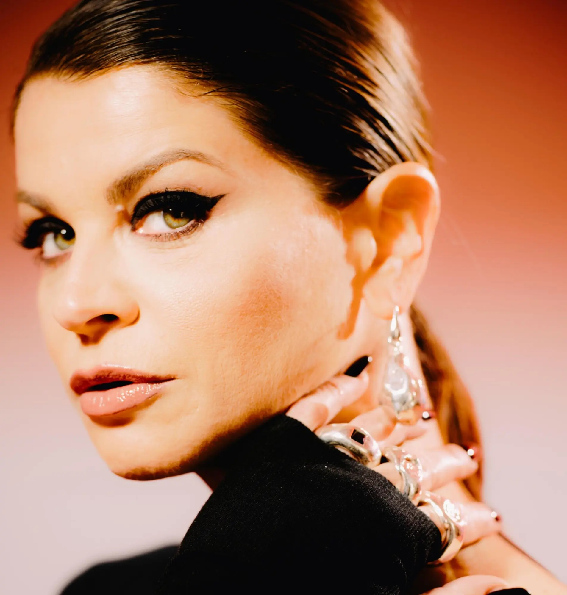 ALESSANDRA AMOROSO: a 4 anni di distanza dall'ultimo album, il 13 giugno esce "IO NON SAREI"