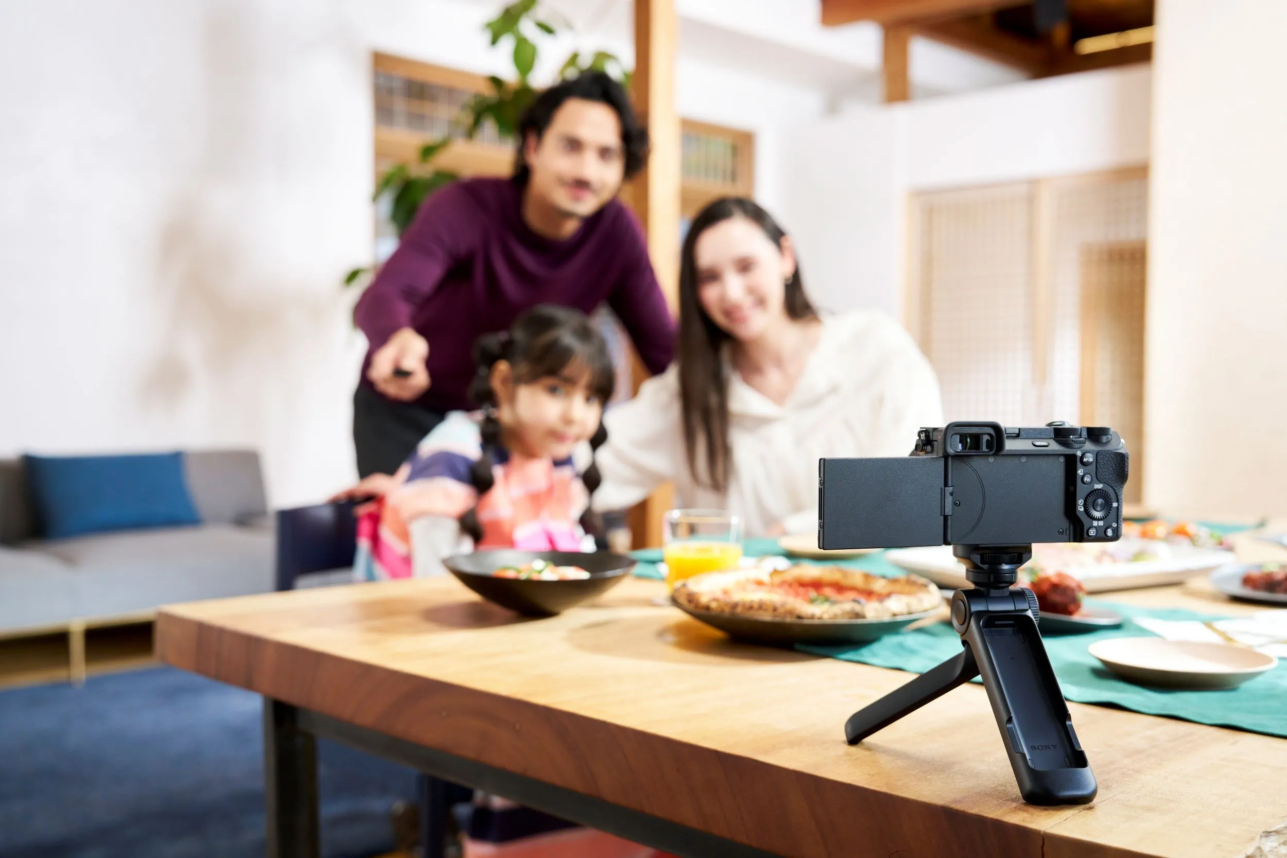 Sony presenta il grip/treppiede wireless "tre in uno"