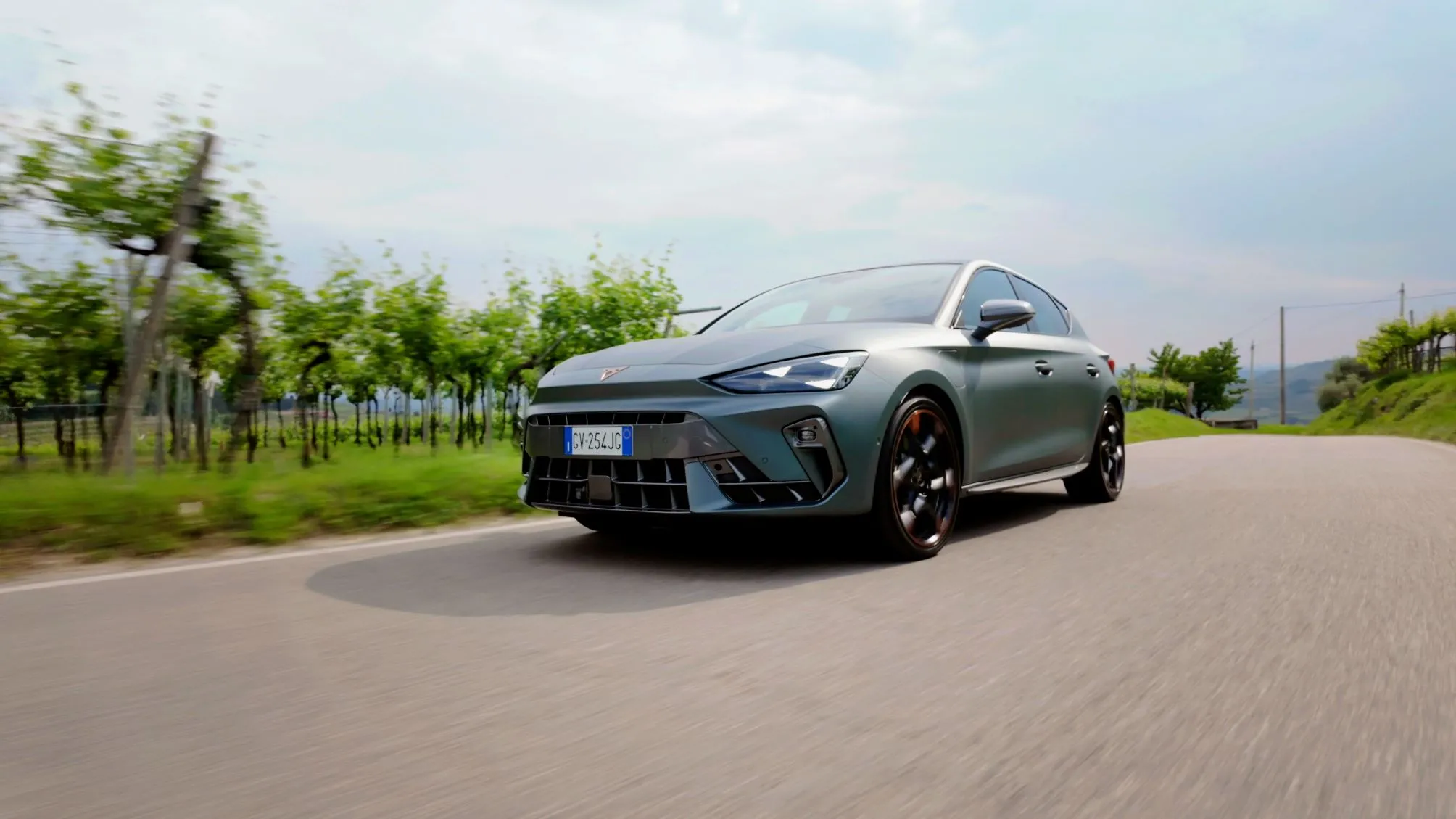 CUPRA: la nuova gamma e-HYBRID unisce performance, efficienza e stile