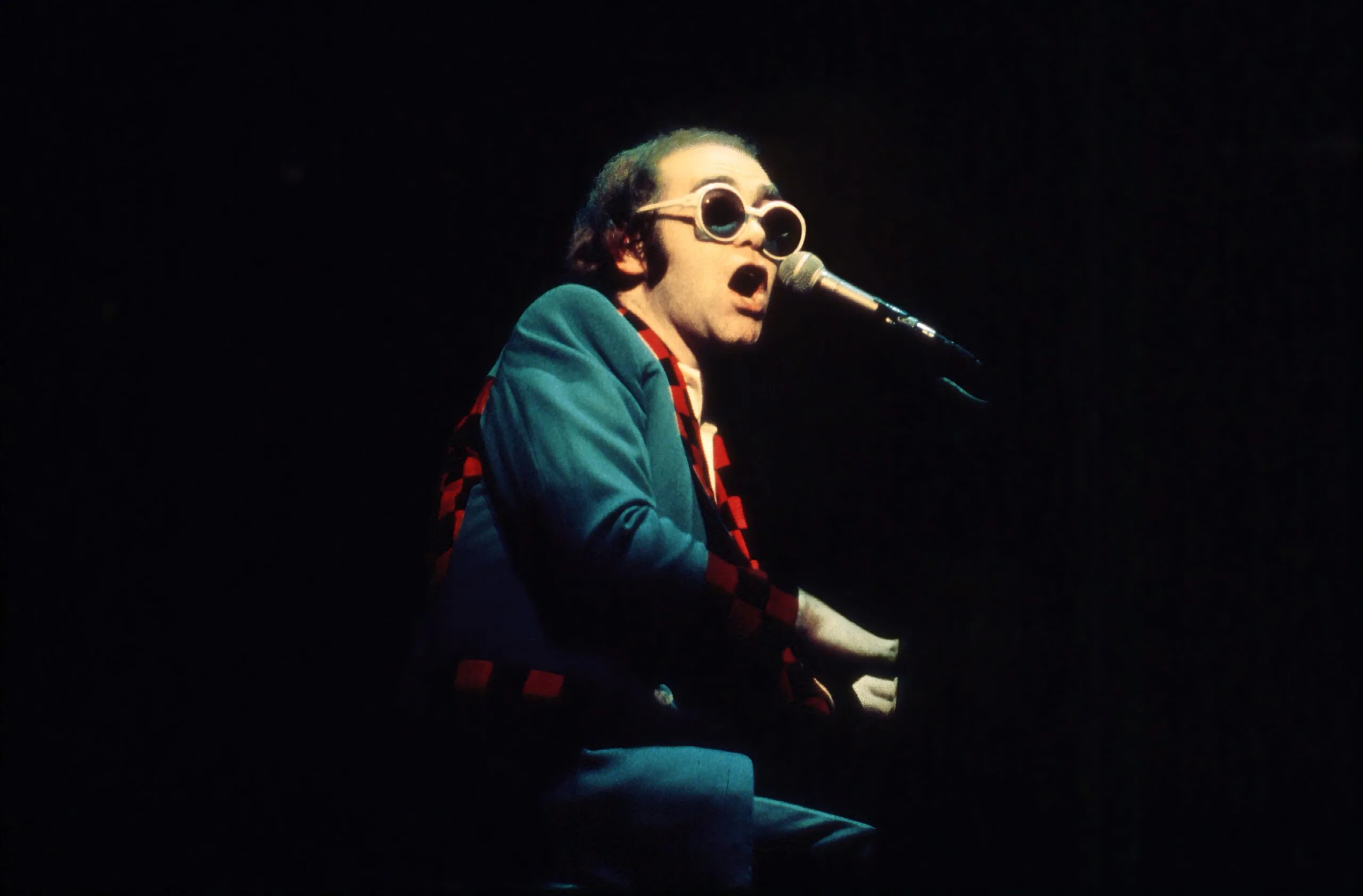 Elton John: l'Iconica Performance al Rainbow Theatre Disponibile su CD, Vinile e Digitale